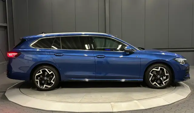Volkswagen Passat view 3