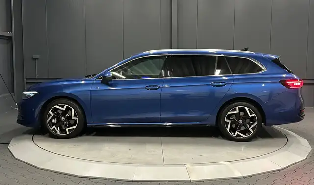 Volkswagen Passat view 2