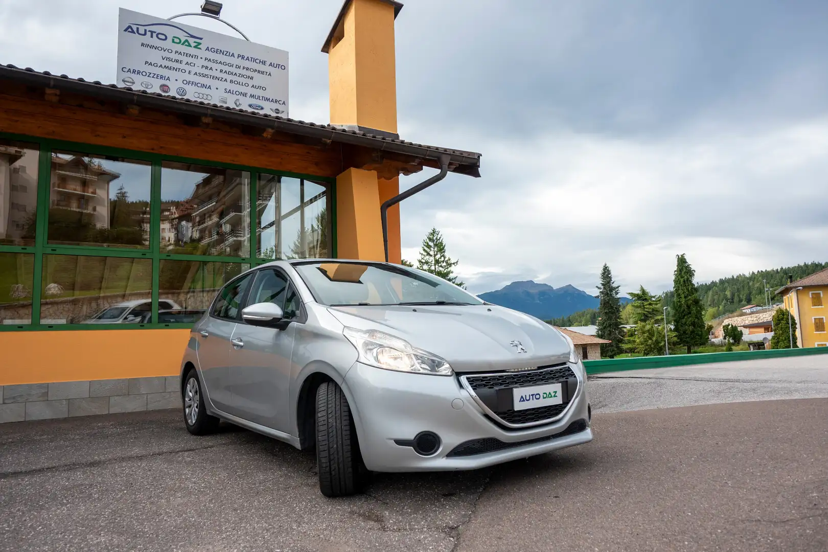 Peugeot 208 1.4 HDi 68 CV - NEOPATENTATI Argent - 1