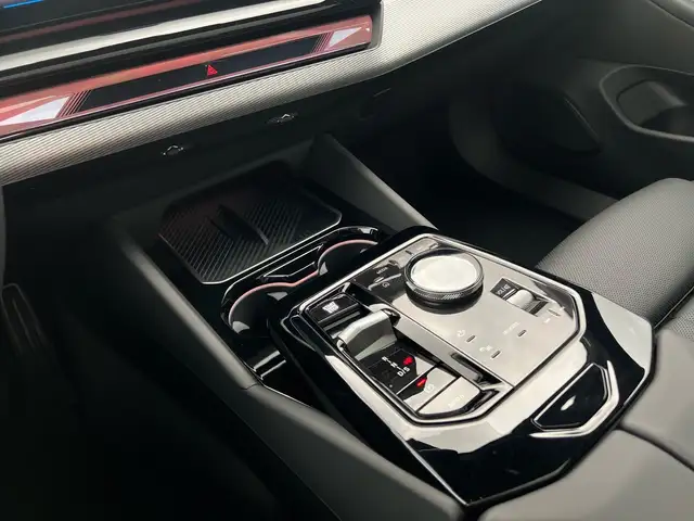 BMW 5 Series view 13