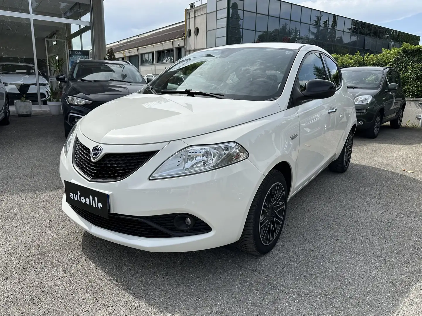 Lancia Ypsilon 1.2 69 CV 5 porte GPL Ecochic Gold Bianco - 1