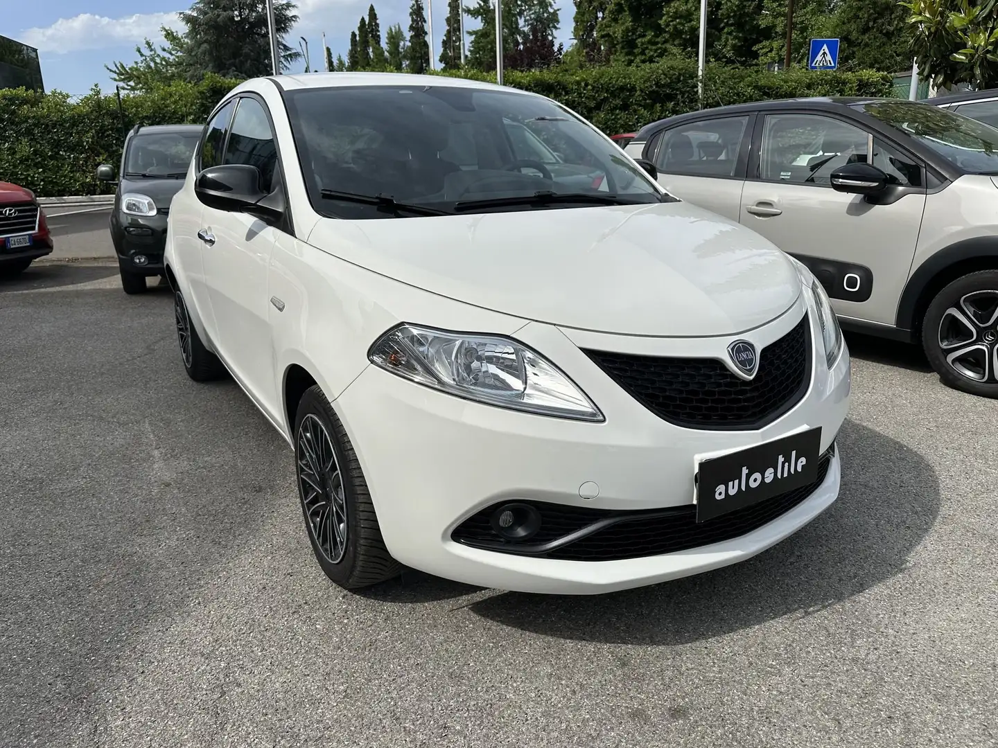 Lancia Ypsilon 1.2 69 CV 5 porte GPL Ecochic Gold Bianco - 2
