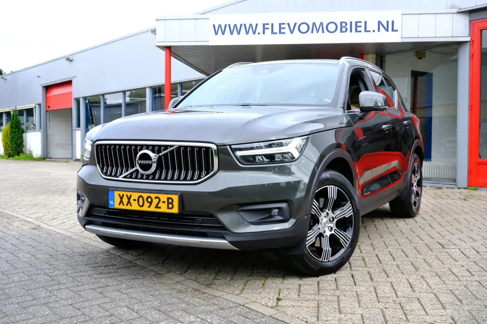 Volvo XC40 2.0 T4 190pk AWD Inscription Aut. Pano|Leder|Navi| Grijs - 1