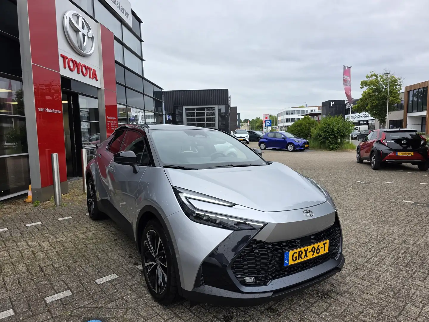 Toyota C-HR 2.0 High Power PHEV 223pk CVT Executive Grijs - 2