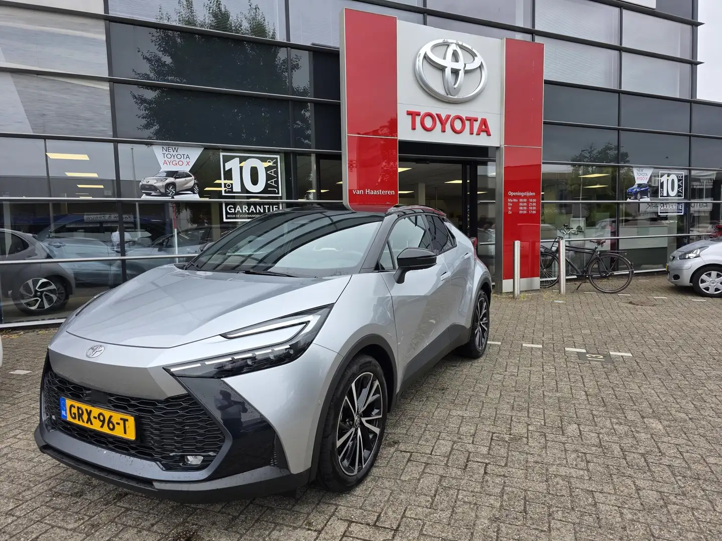 Toyota C-HR 2.0 High Power PHEV 223pk CVT Executive Grijs - 1