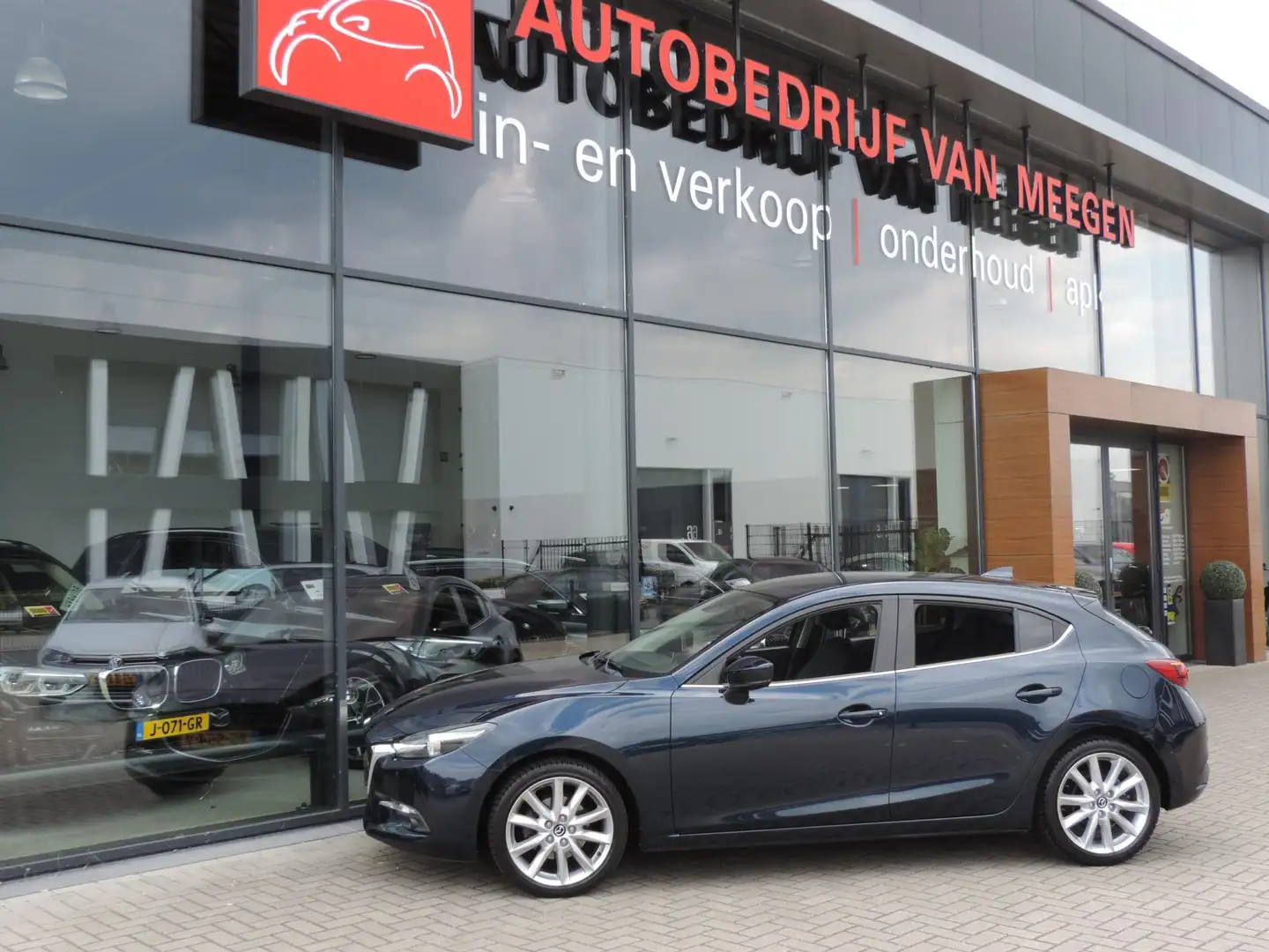 Mazda 3 2.0 SkyActiv-G 120 GT-M AUTOMAAT 51.000km | LEER | Blauw - 2