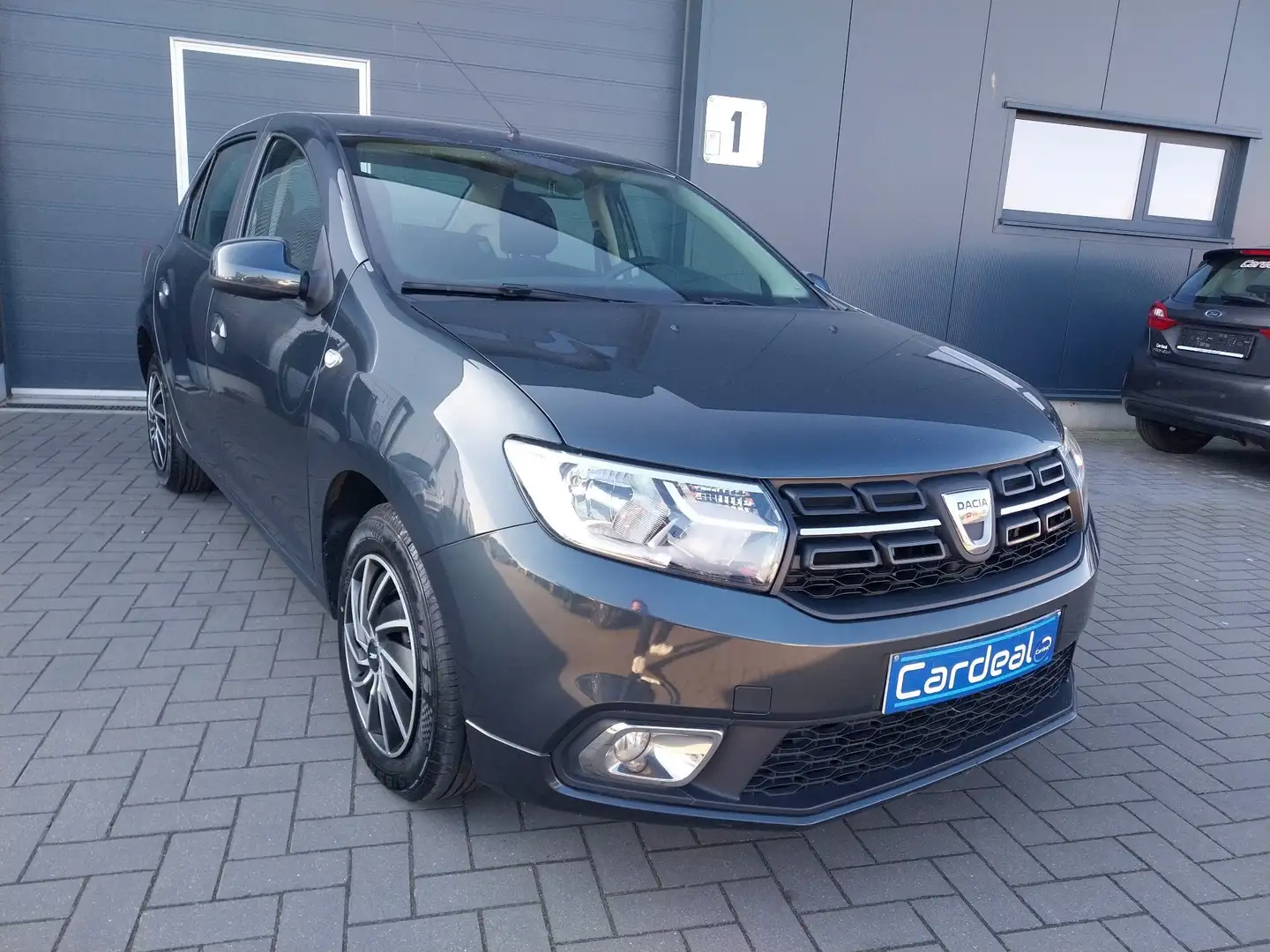 Dacia Logan 1.5 Blue dCi /ATTACHE-REMORQUE/AIRCO/BLUETOOTH/ Grijs - 1