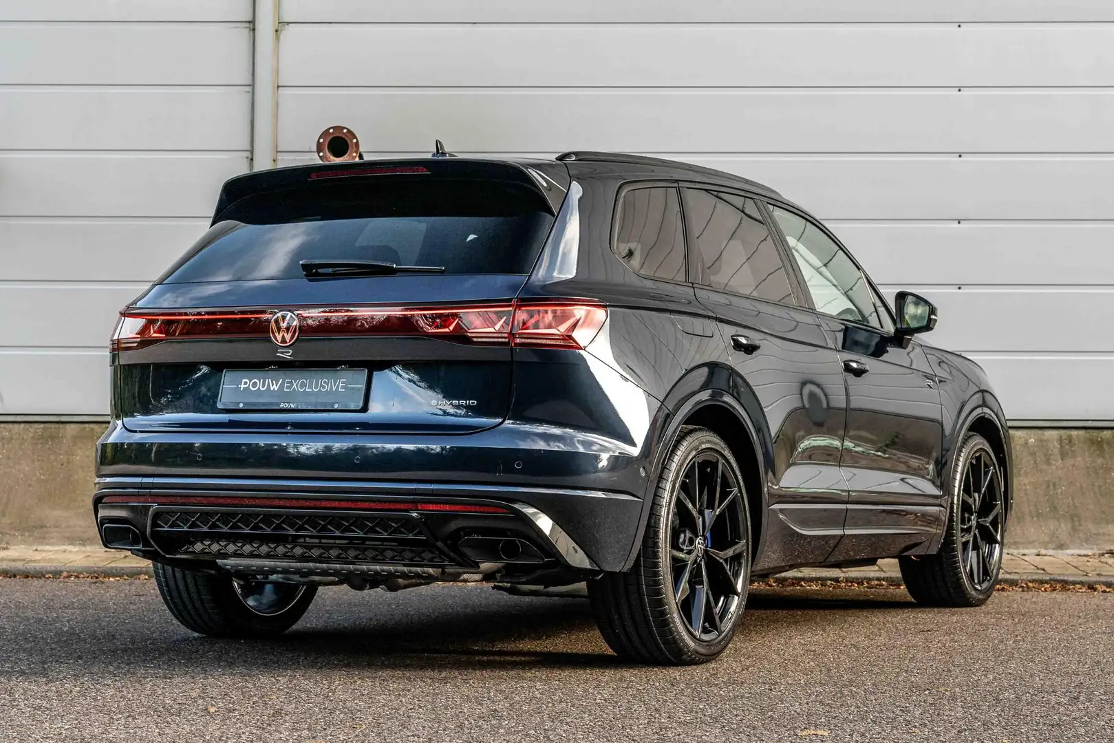 Volkswagen Touareg R 3.0 TSI 462pk Tiptronic eHybrid 4MOTION | Luchtv Blauw - 2