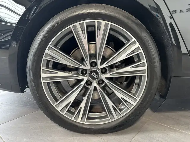 Audi A6 Avant view 3