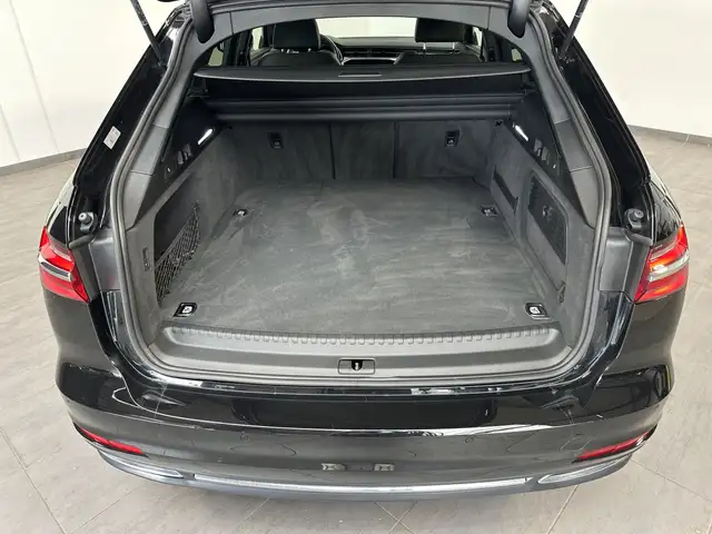 Audi A6 Avant view 6