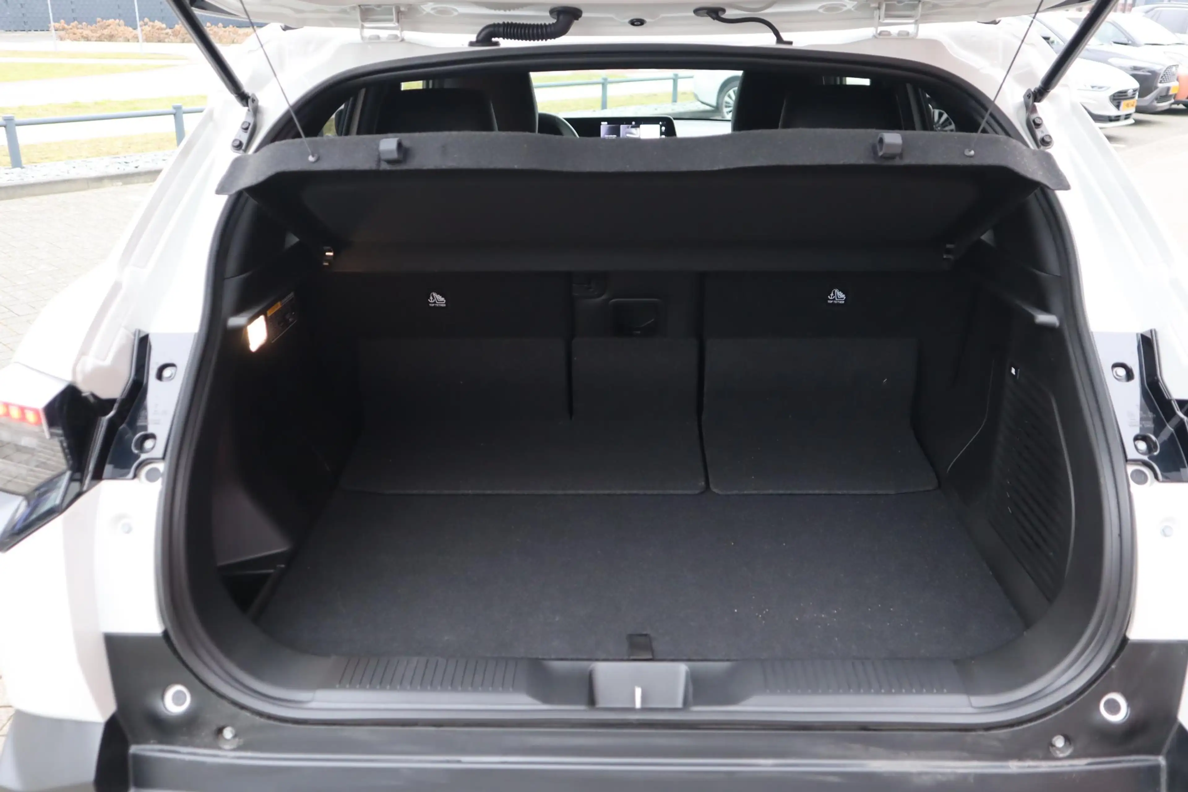 Toyota Urban Cruiser EXECUTIVE 61KWH PANODAK JBL-AUDIO 360°CAMERA 19"LM — photo 4