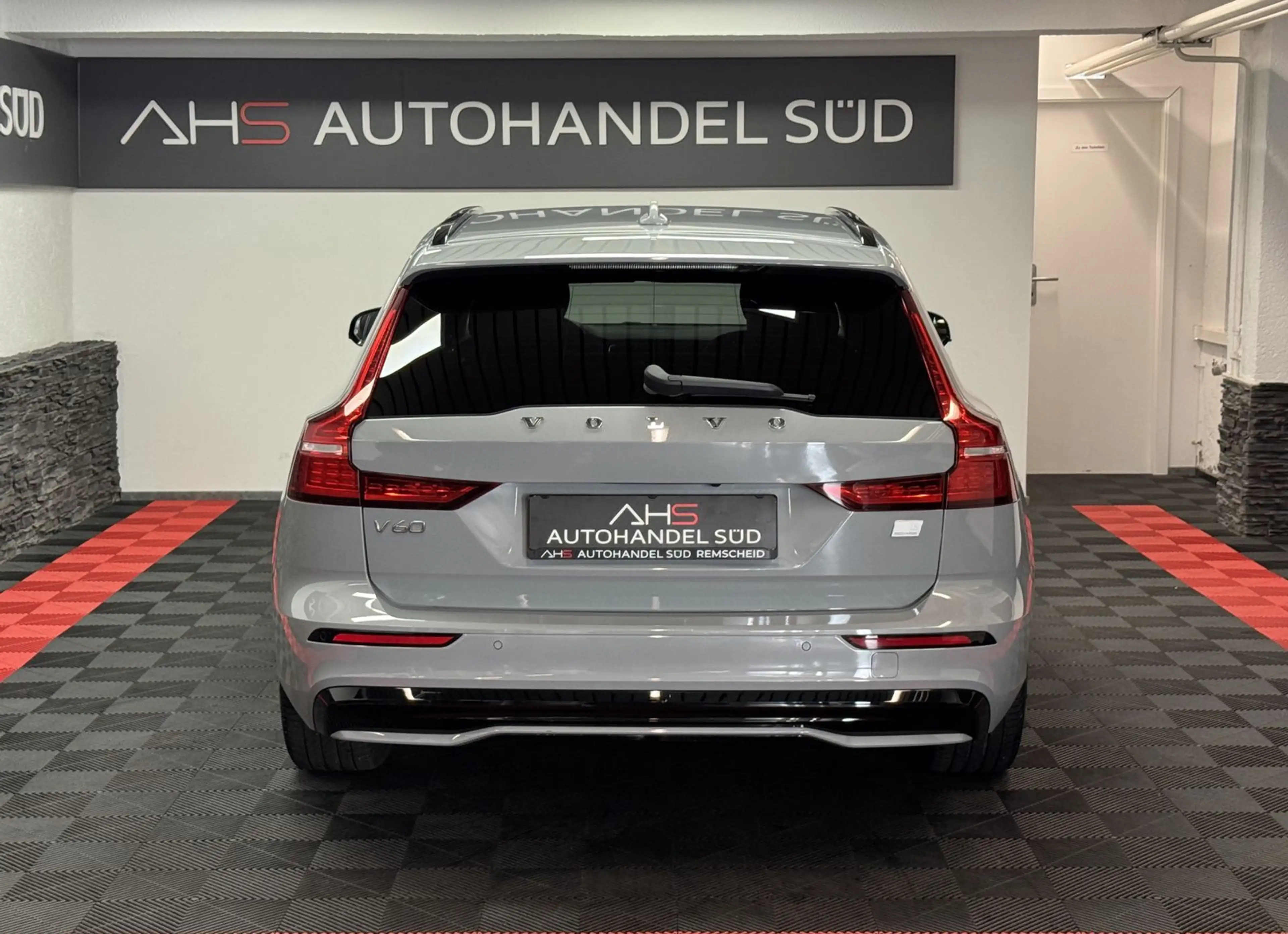 Volvo V60 Plus Dark Recharge Plug-In Hybrid AWD — photo 4