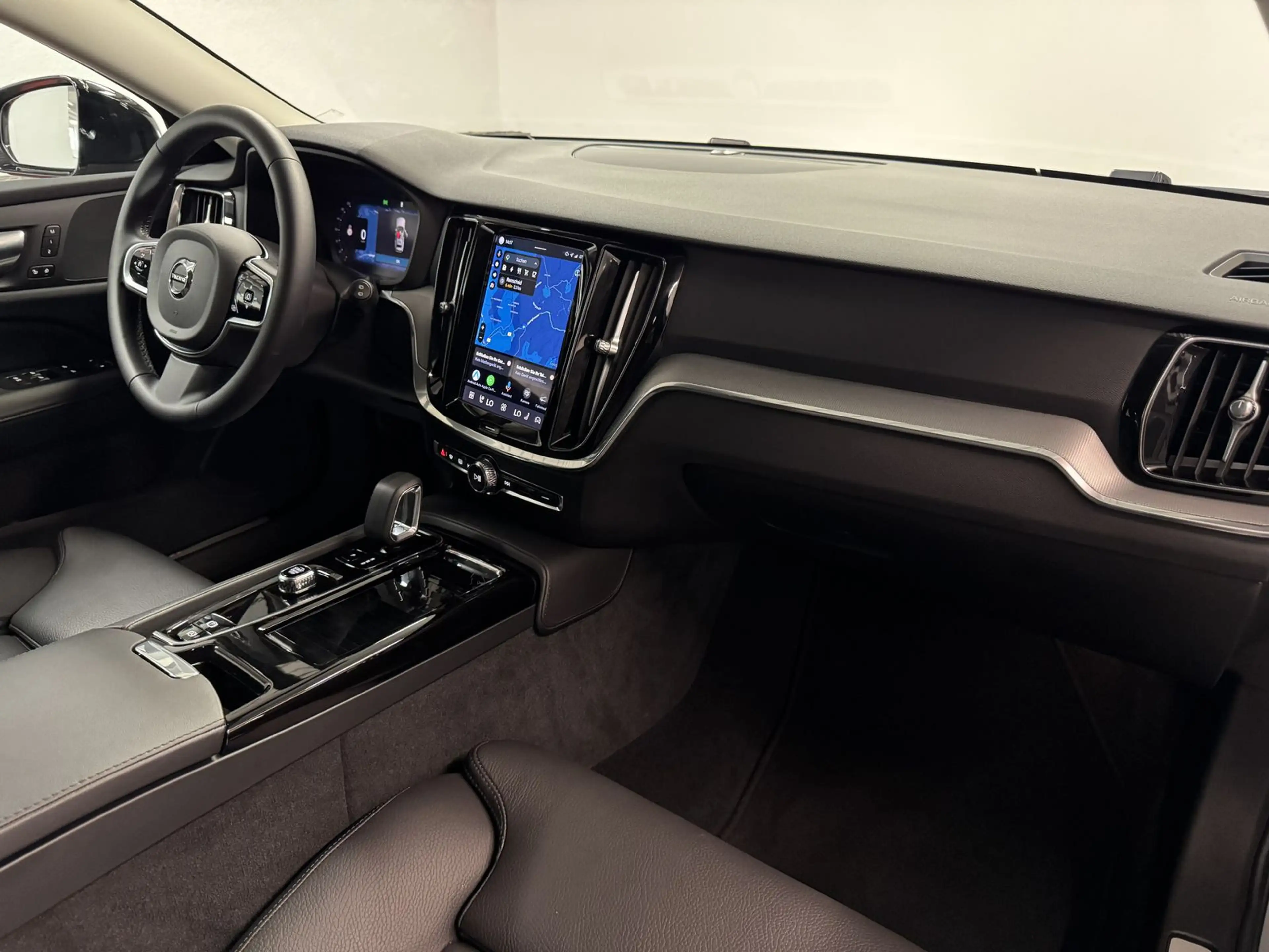 Volvo V60 Plus Dark Recharge Plug-In Hybrid AWD — photo 9
