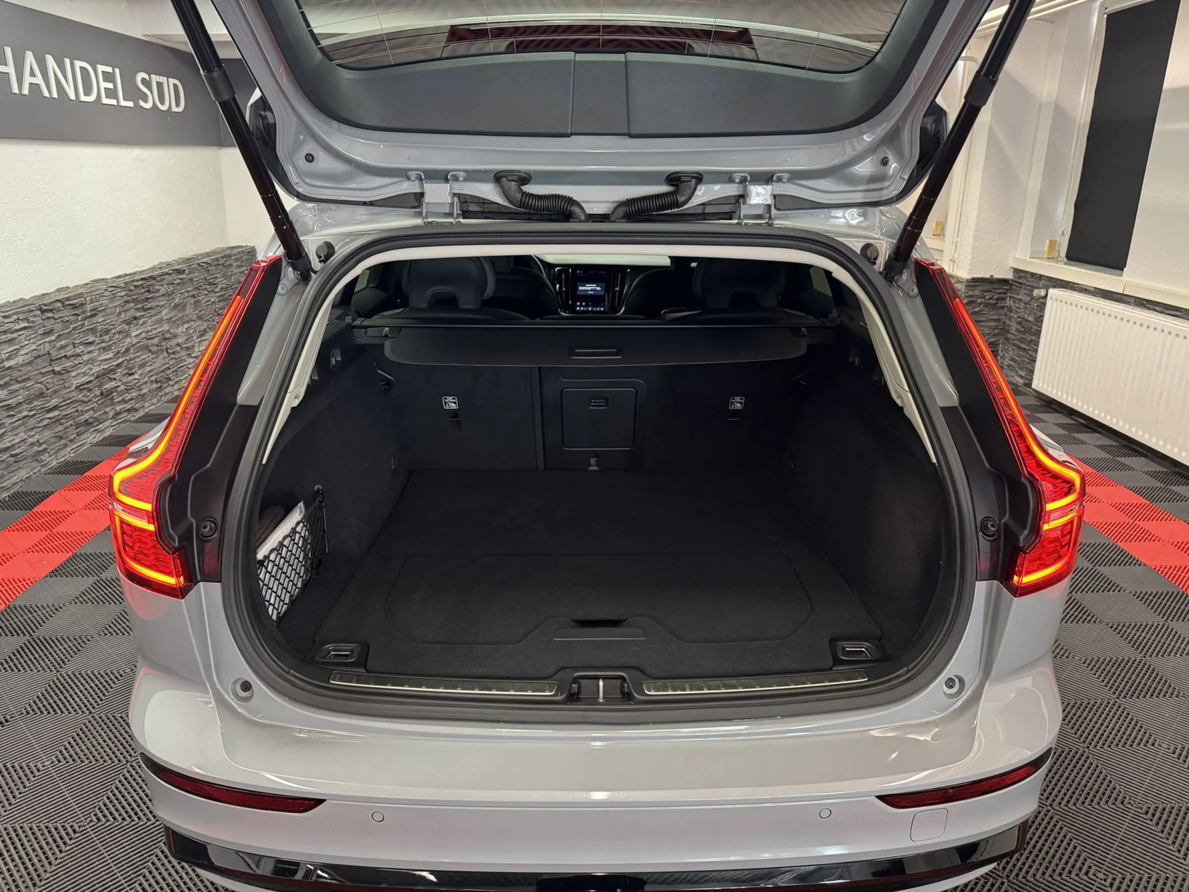 Volvo V60 Plus Dark Recharge Plug-In Hybrid AWD — photo 7