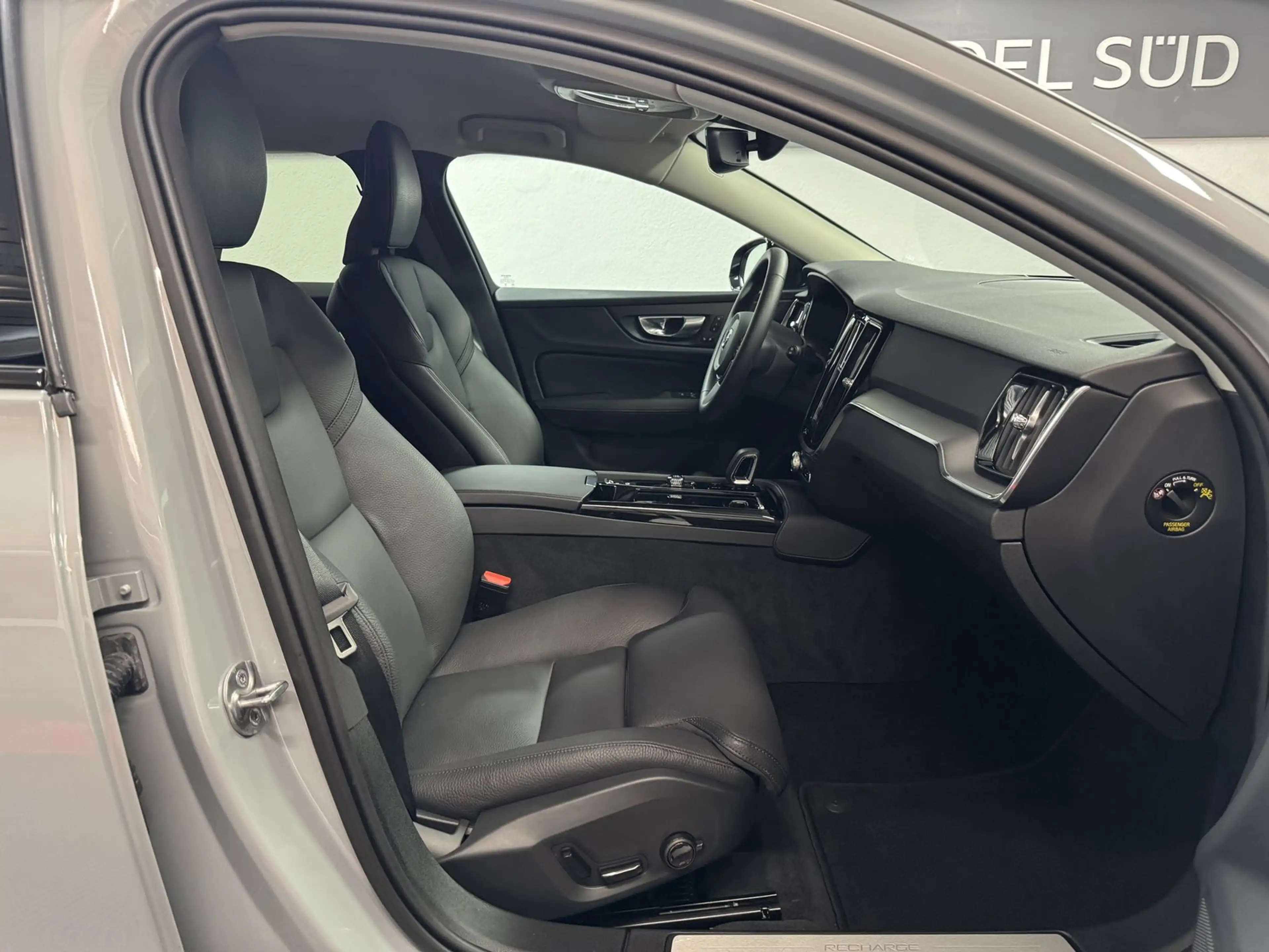 Volvo V60 Plus Dark Recharge Plug-In Hybrid AWD — photo 12