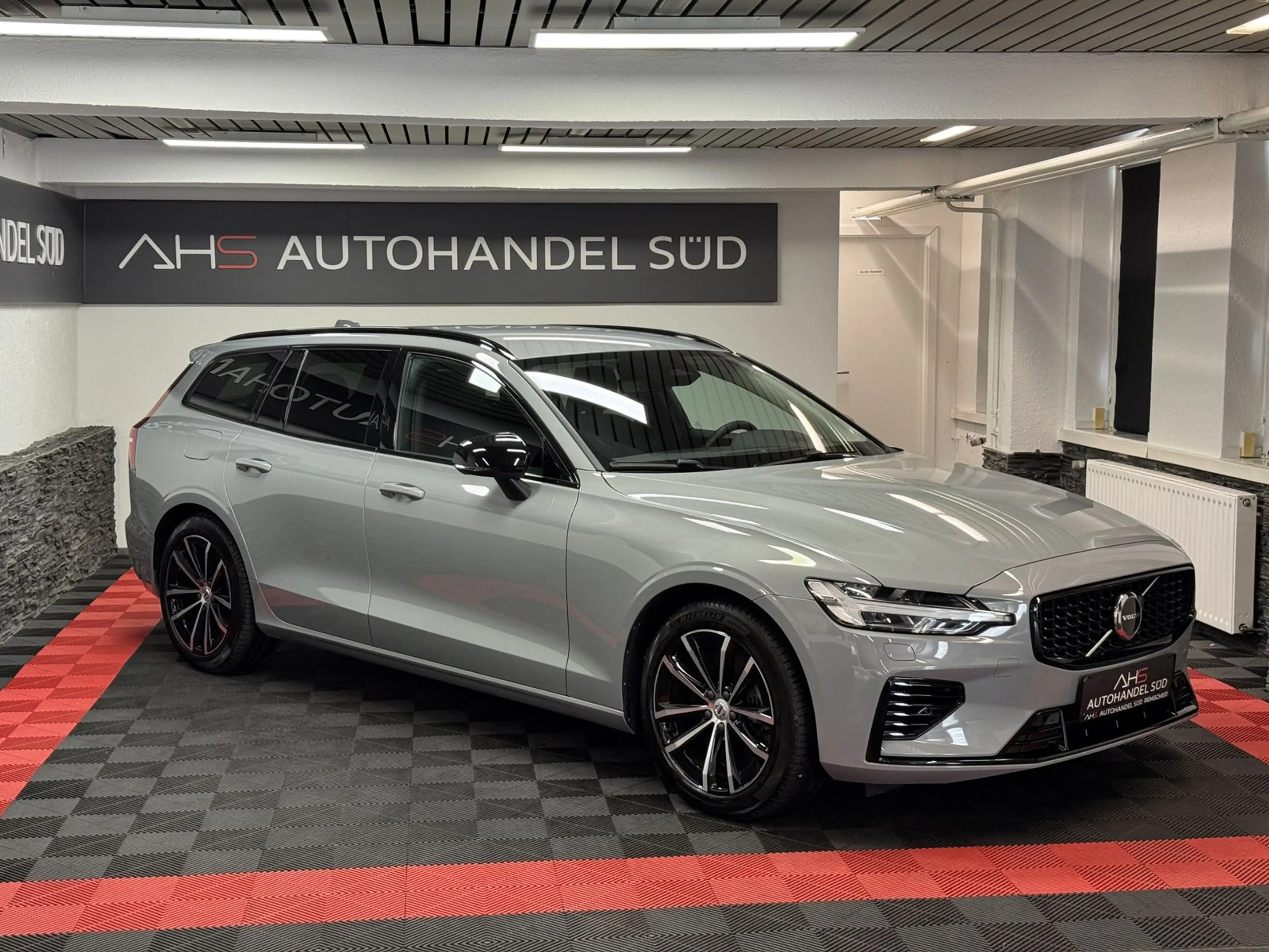 Volvo V60 Plus Dark Recharge Plug-In Hybrid AWD — photo 2