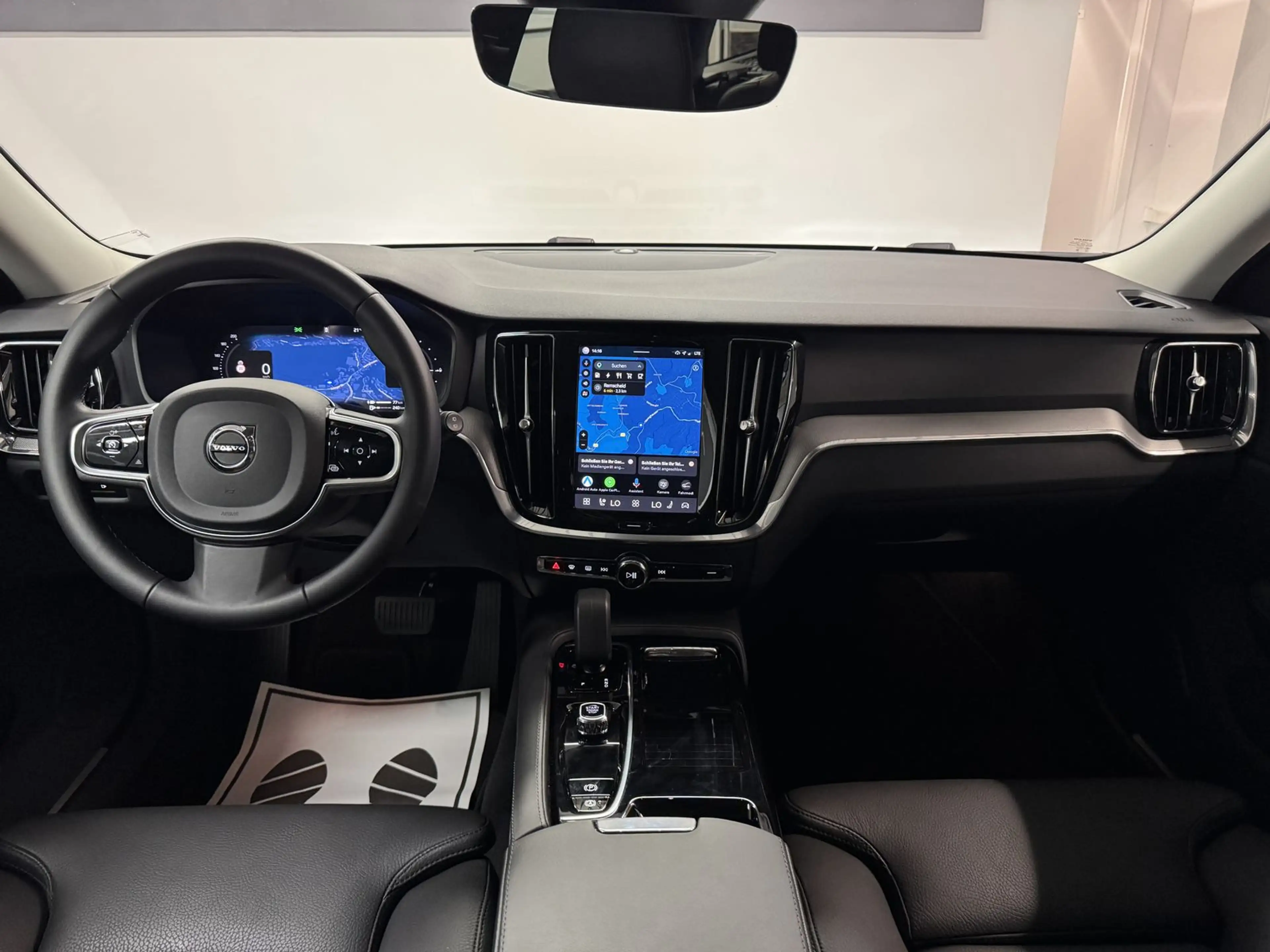 Volvo V60 Plus Dark Recharge Plug-In Hybrid AWD — photo 10