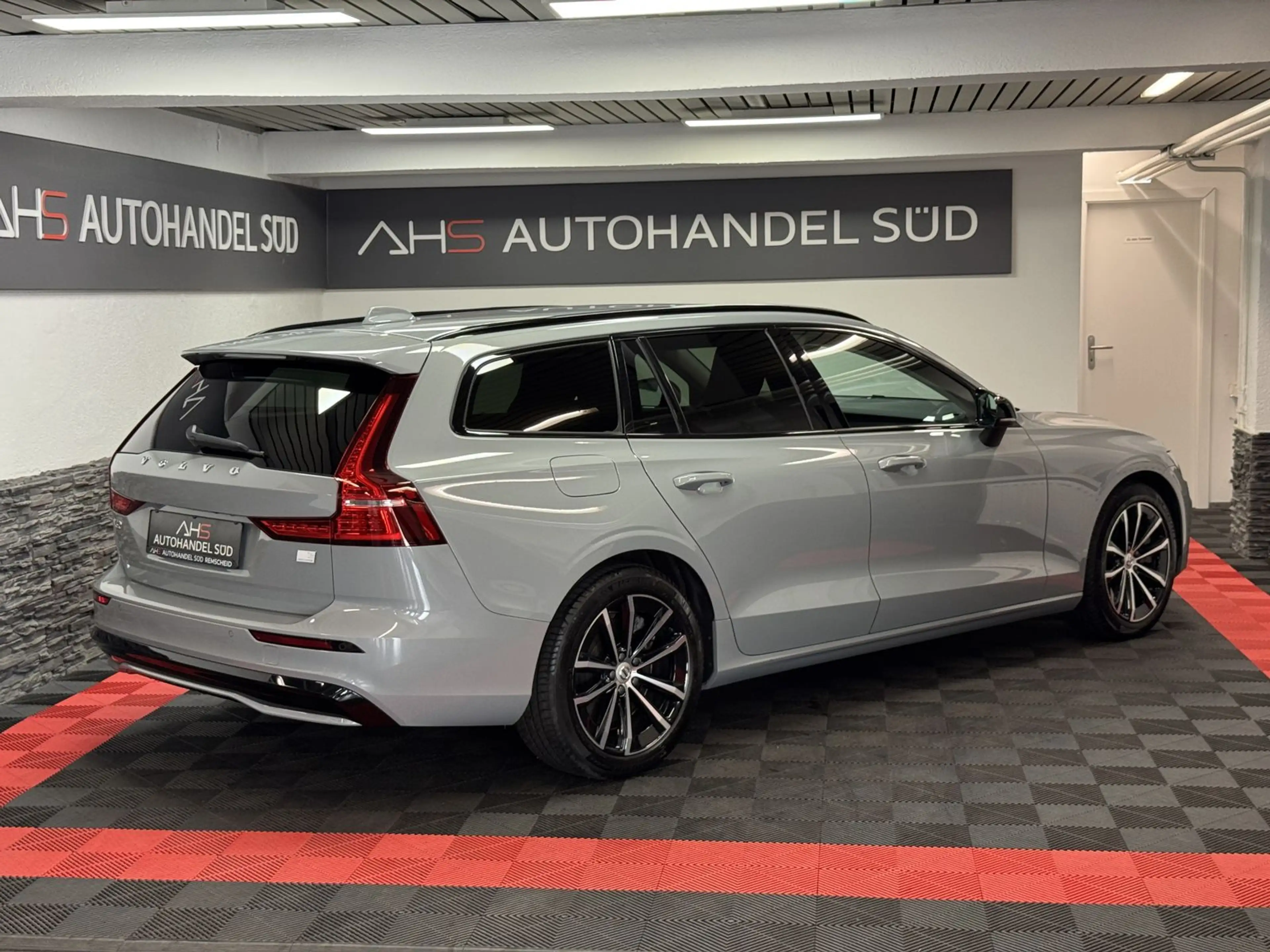 Volvo V60 Plus Dark Recharge Plug-In Hybrid AWD — photo 6