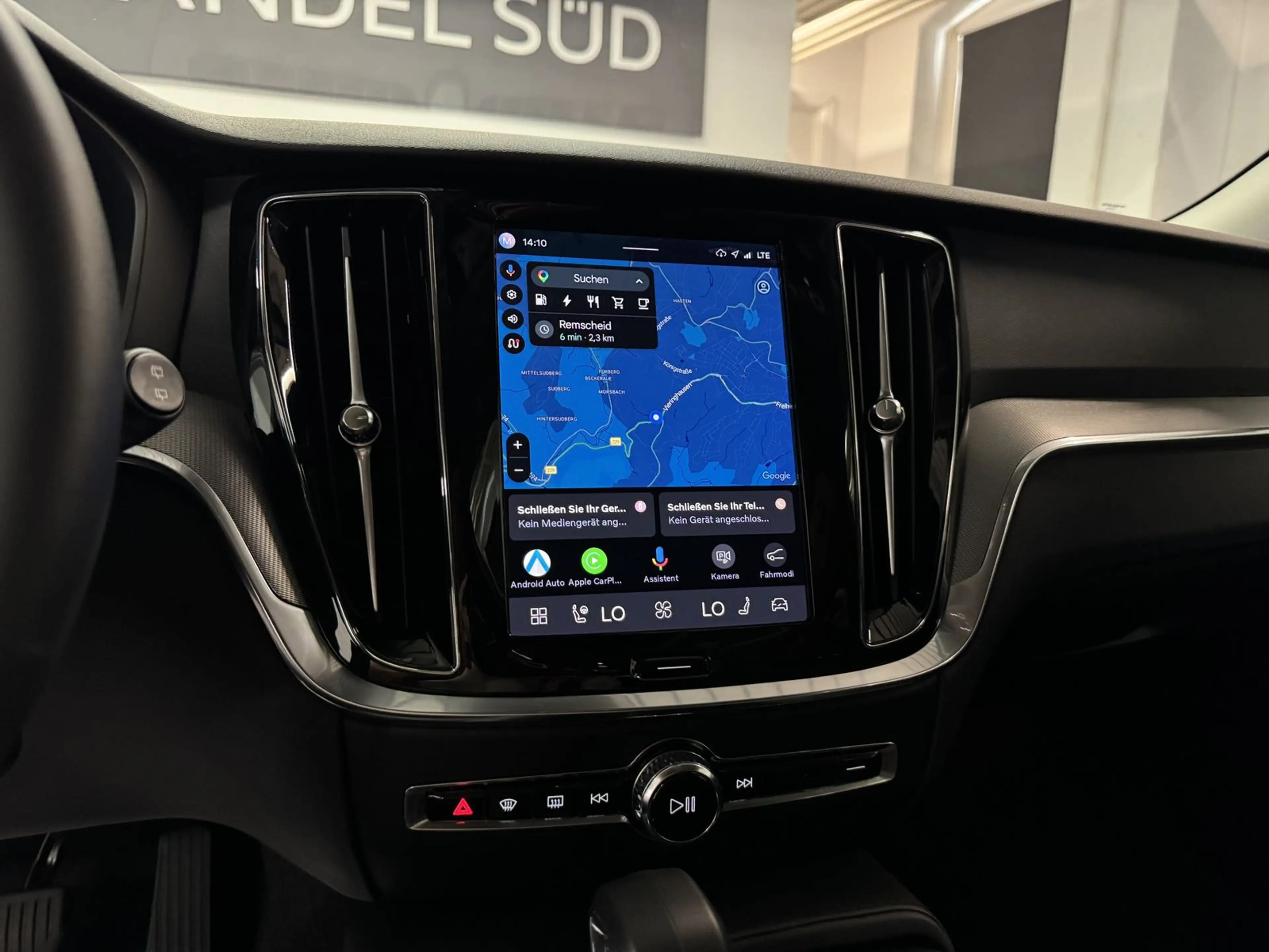 Volvo V60 Plus Dark Recharge Plug-In Hybrid AWD — photo 15