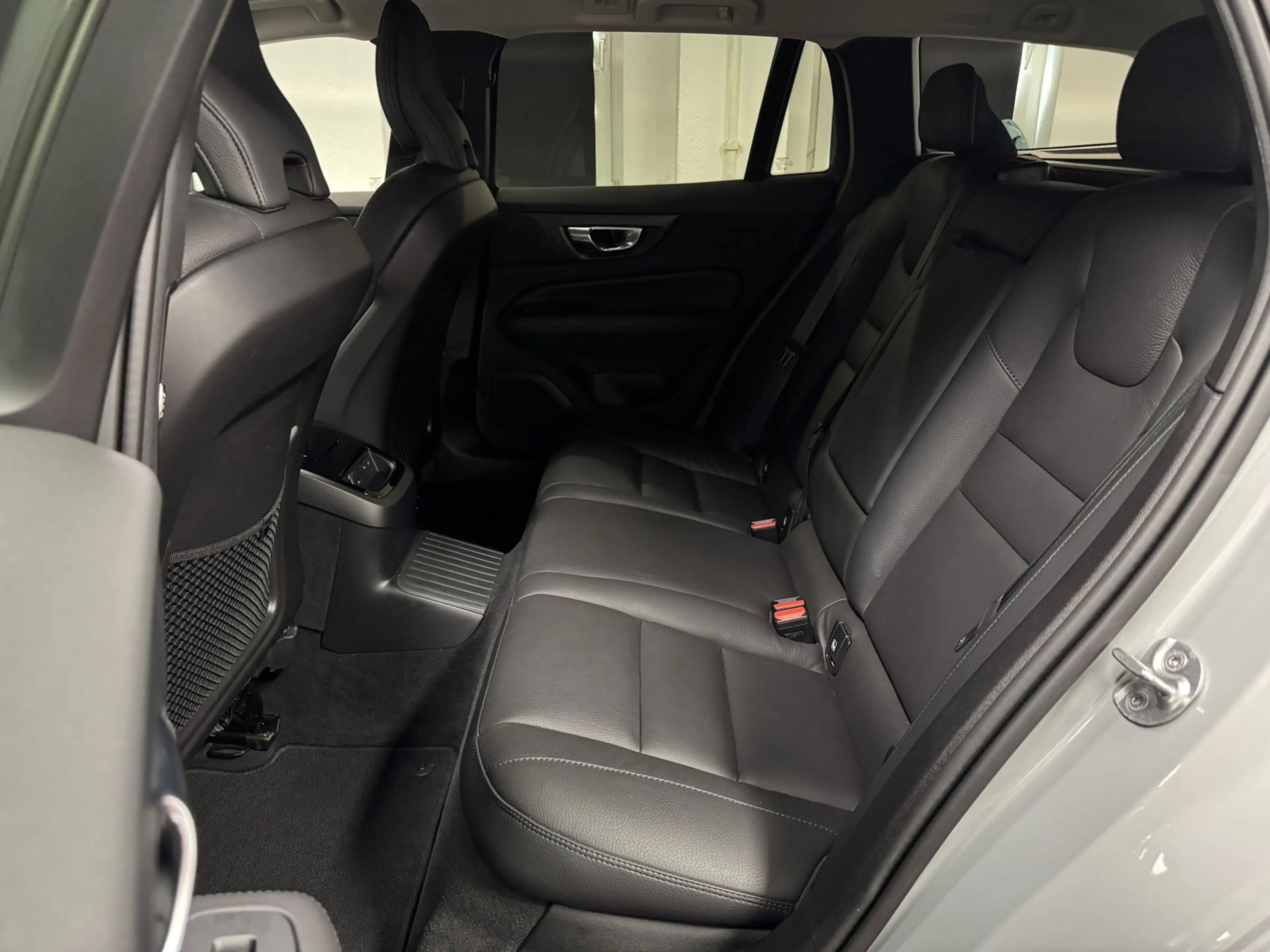 Volvo V60 Plus Dark Recharge Plug-In Hybrid AWD — photo 13