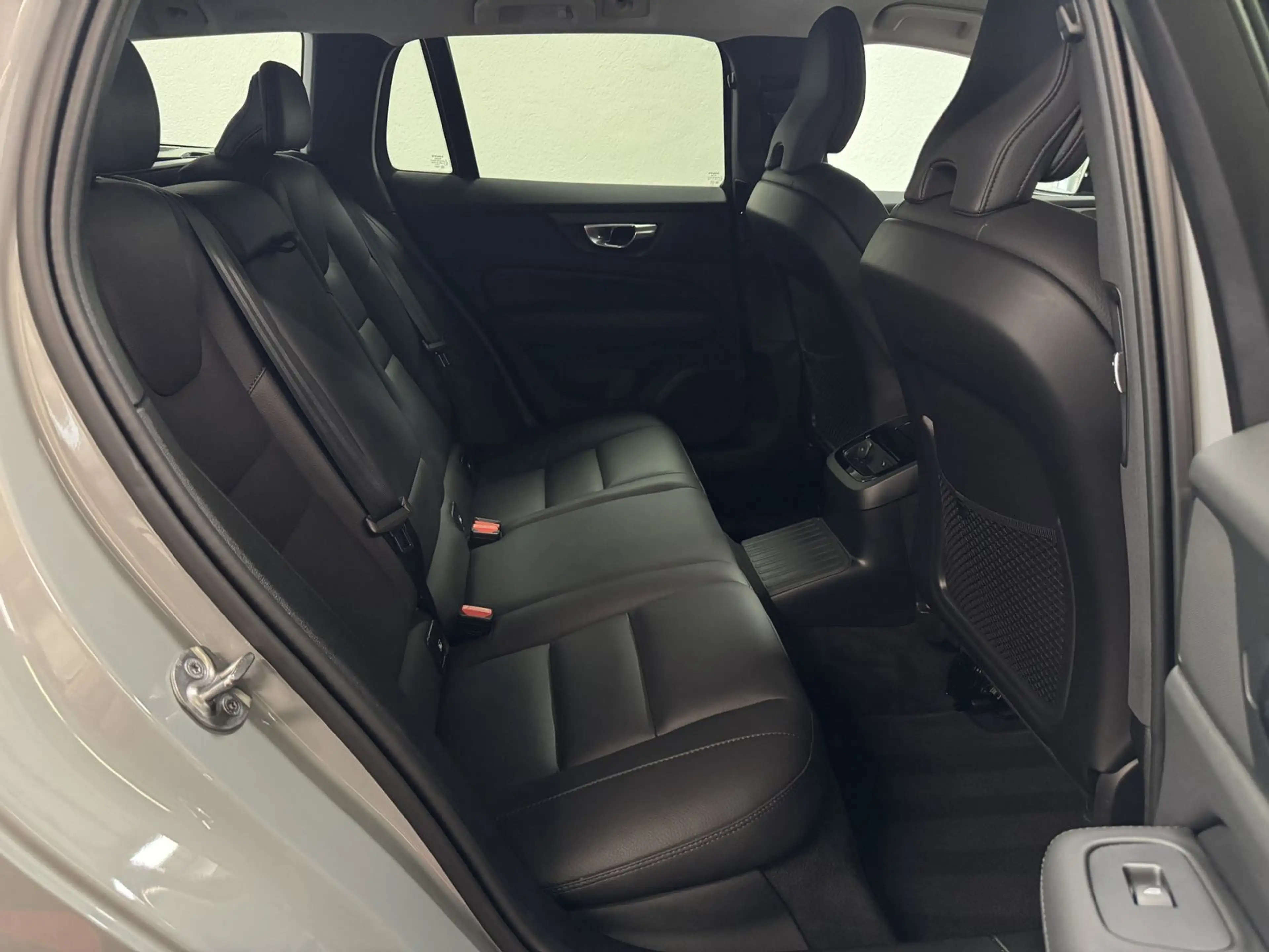 Volvo V60 Plus Dark Recharge Plug-In Hybrid AWD — photo 14