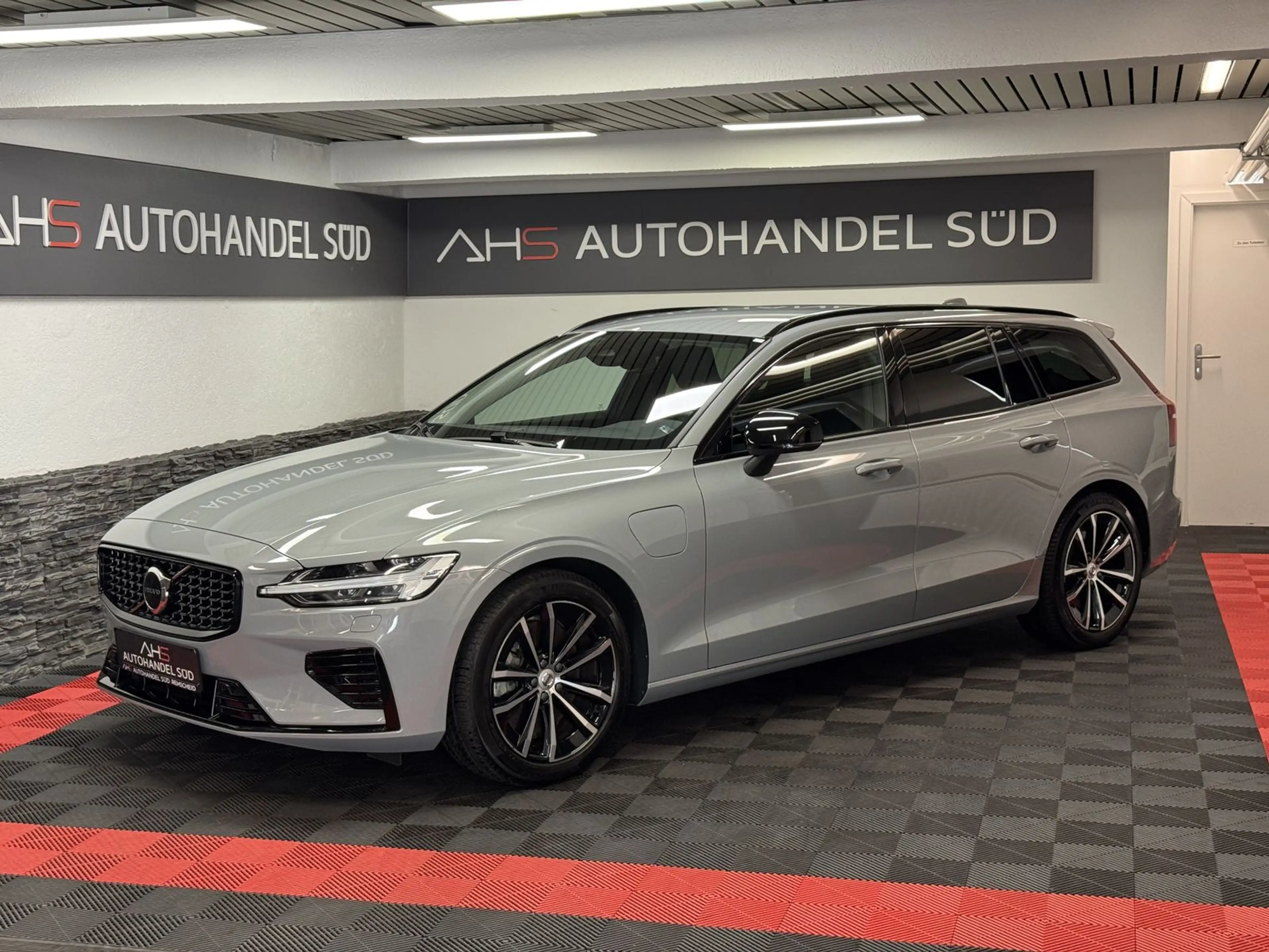 Volvo V60 Plus Dark Recharge Plug-In Hybrid AWD