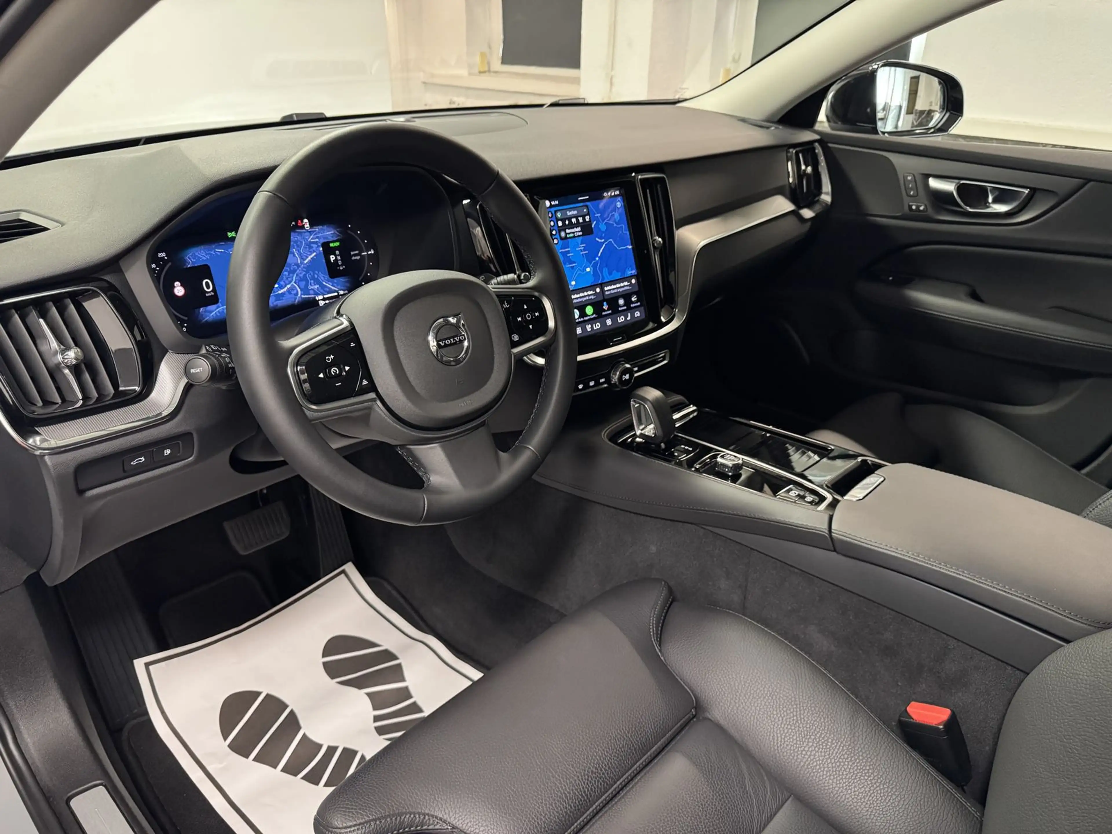 Volvo V60 Plus Dark Recharge Plug-In Hybrid AWD — photo 8