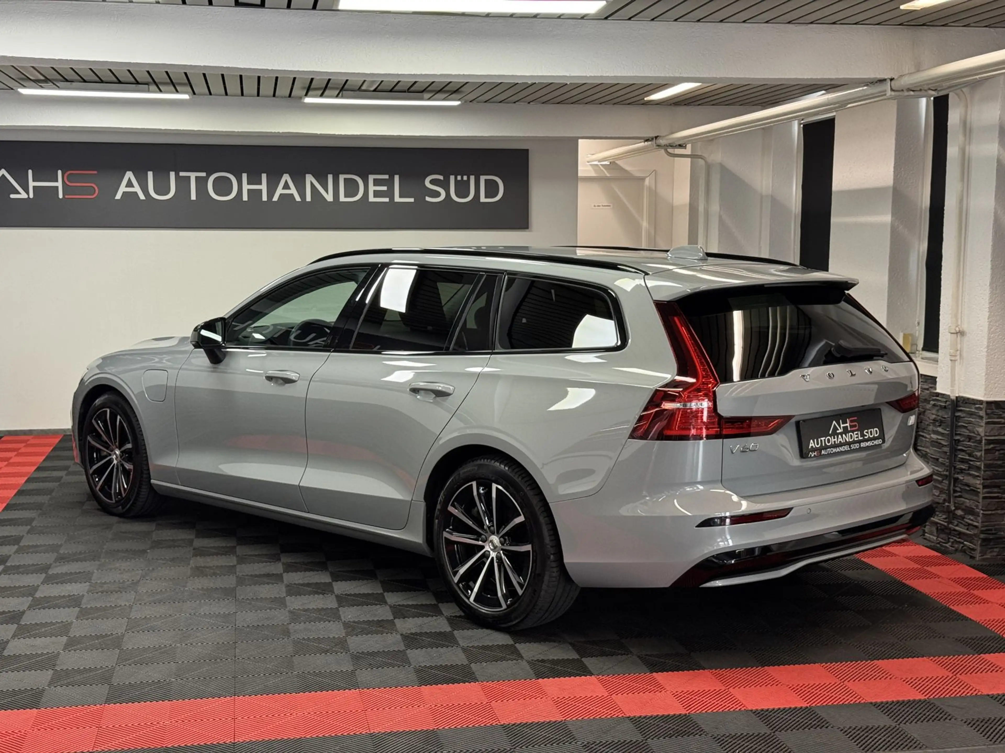 Volvo V60 Plus Dark Recharge Plug-In Hybrid AWD — photo 5