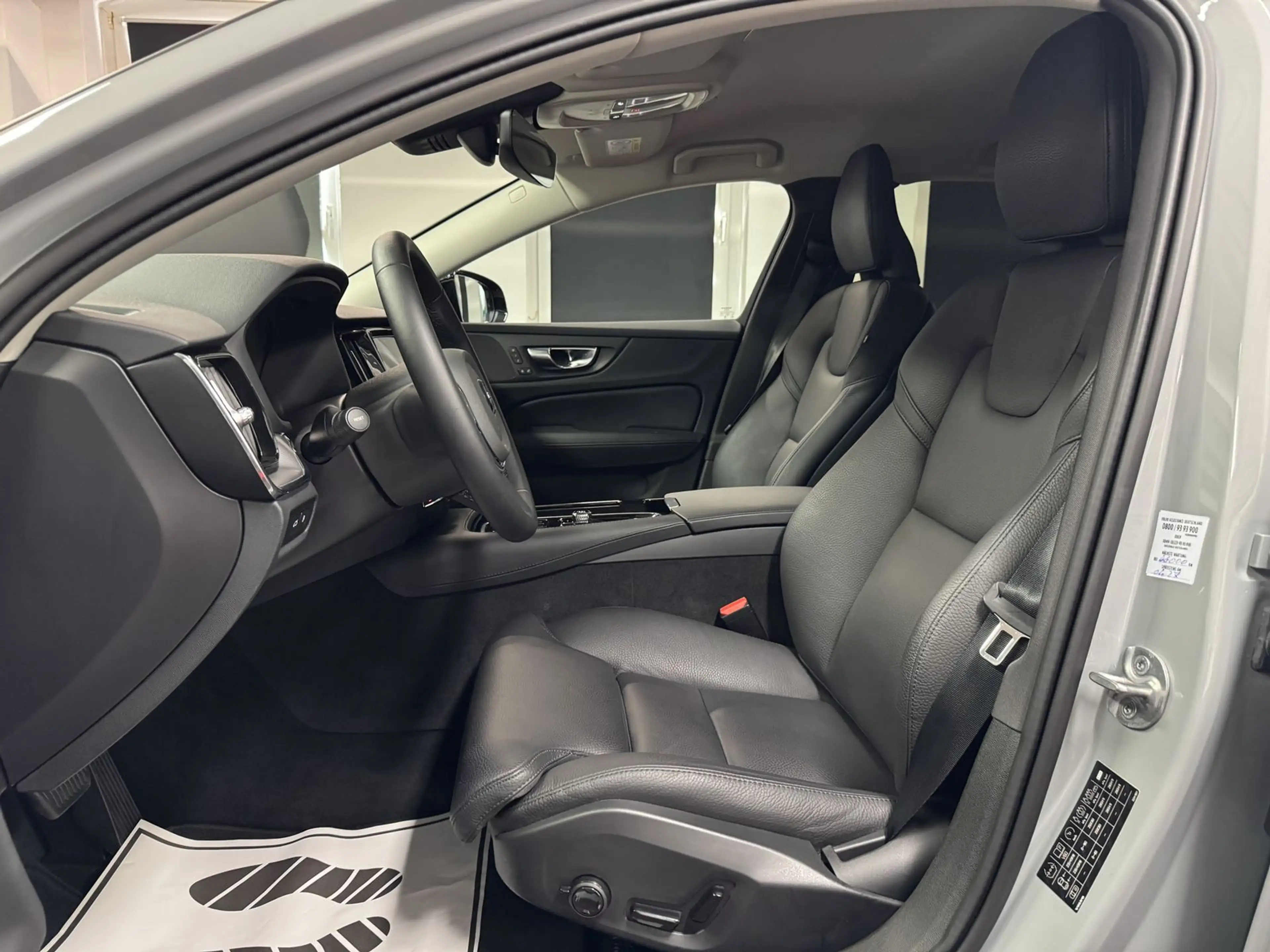 Volvo V60 Plus Dark Recharge Plug-In Hybrid AWD — photo 11