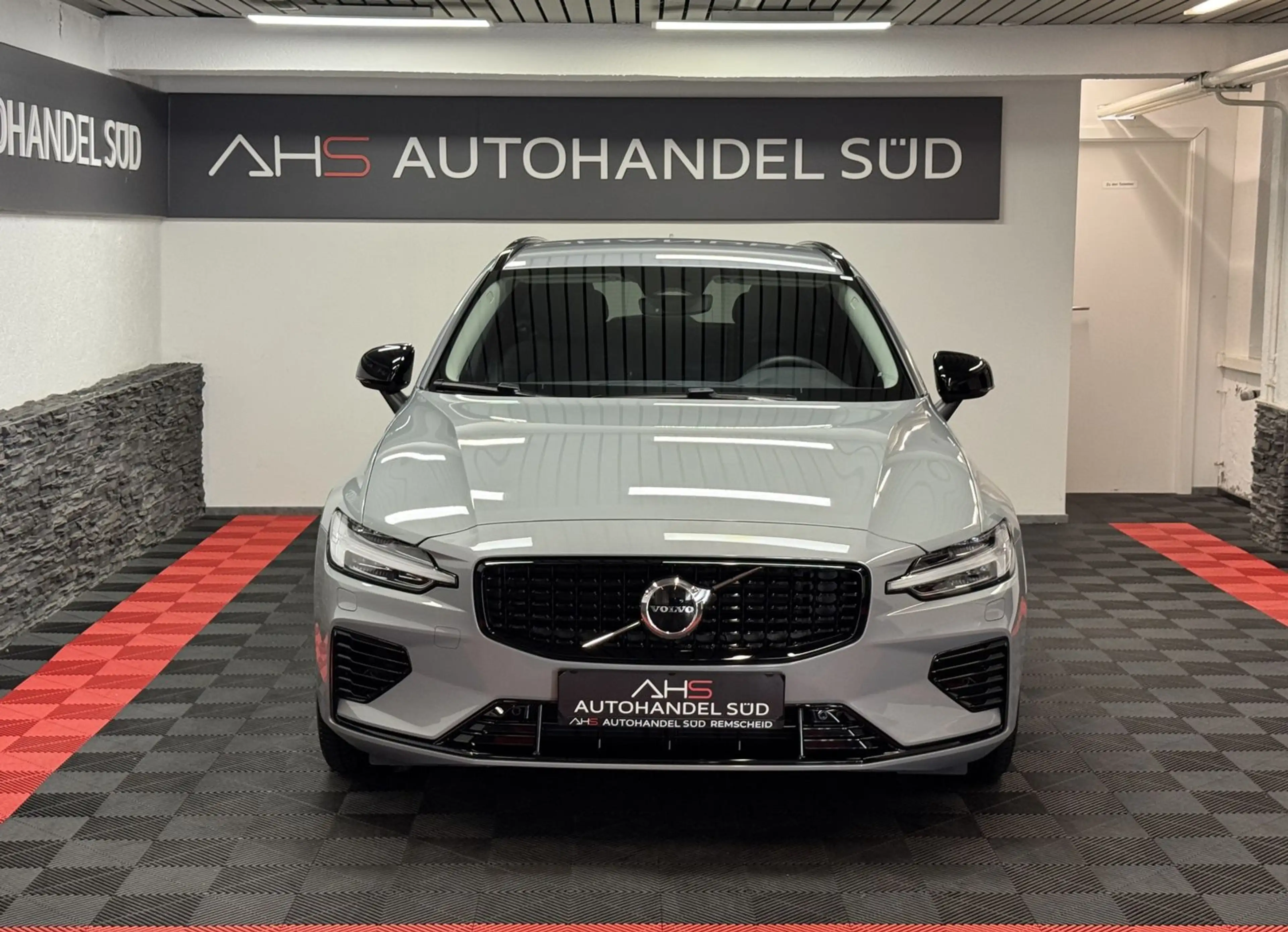 Volvo V60 Plus Dark Recharge Plug-In Hybrid AWD — photo 3