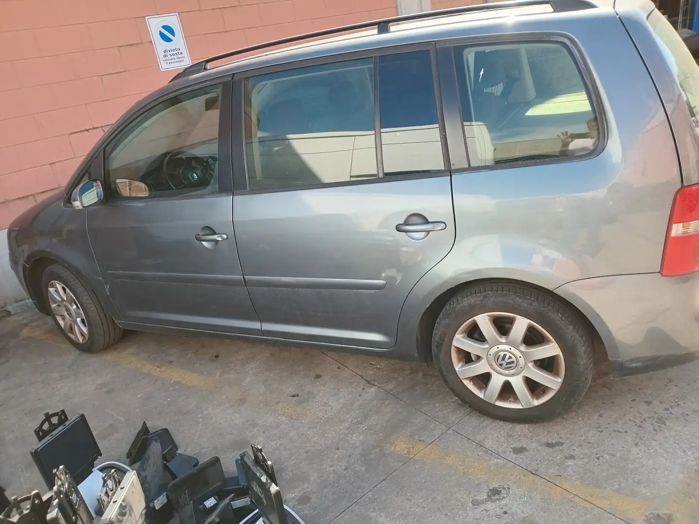 Volkswagen Touran - 1
