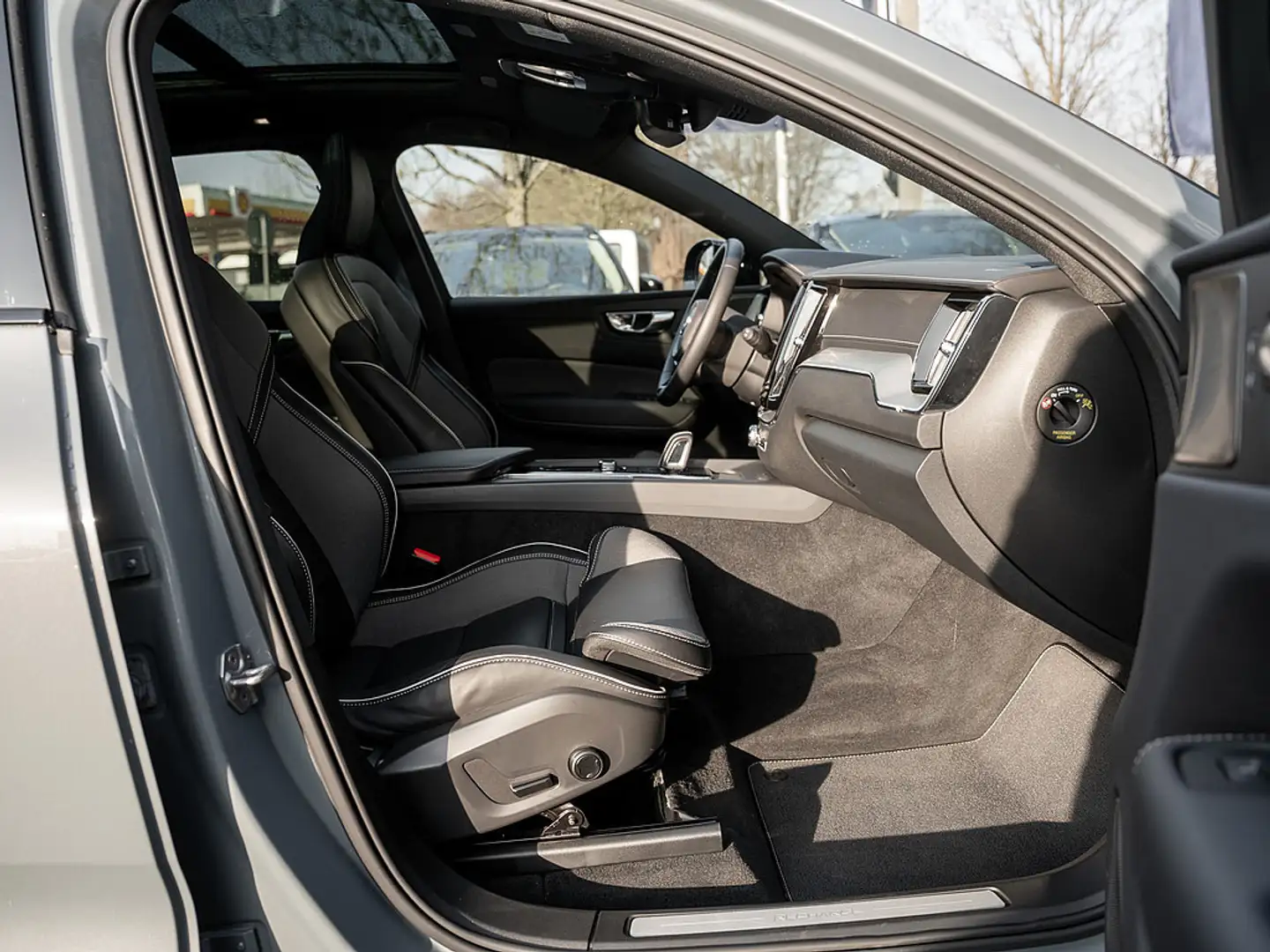 Volvo XC60 T6 AWD R Design Grau - 2