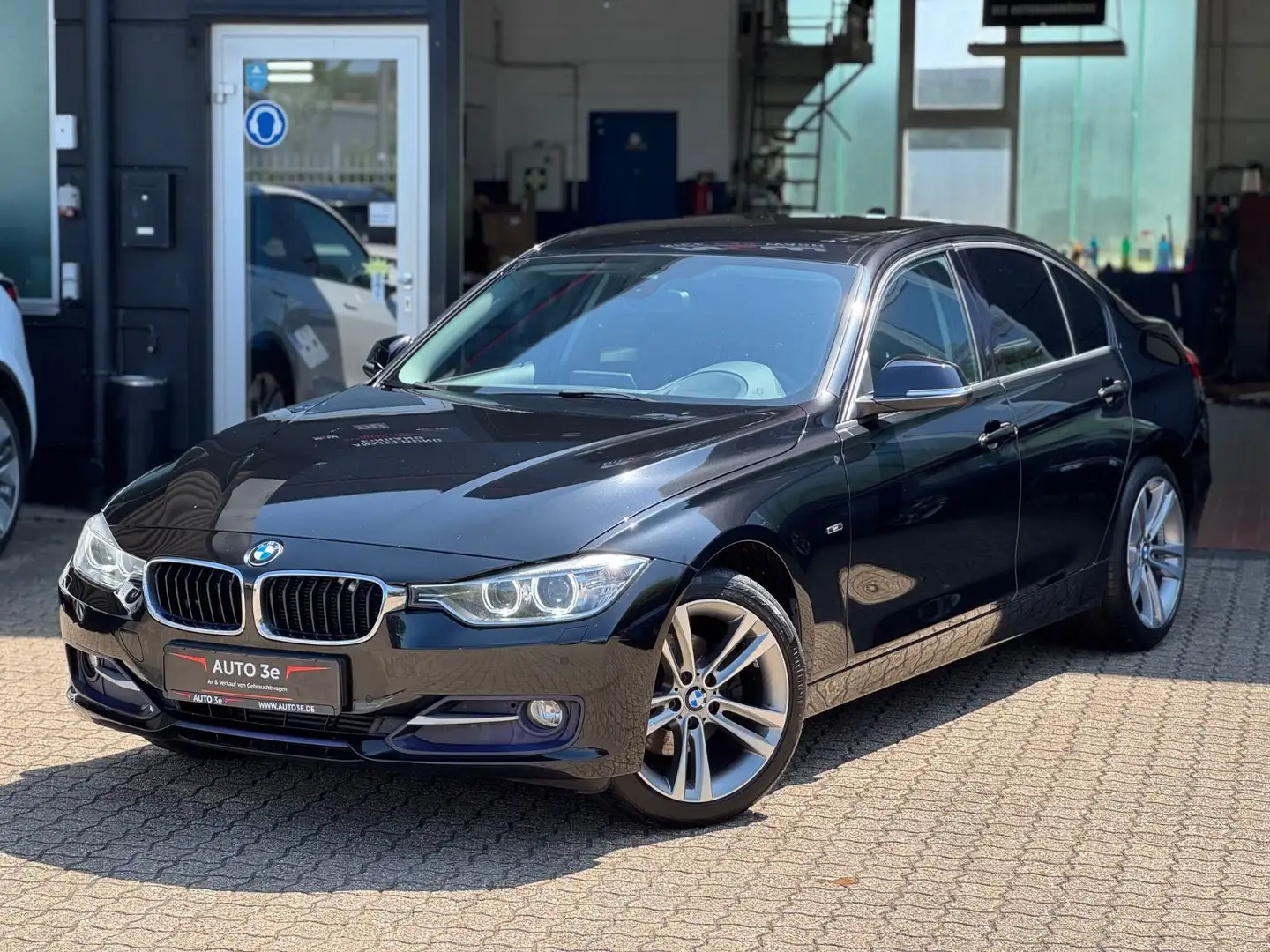 BMW 320 d Sportline Leder Navi Xenon PDC HUD... Schwarz - 2