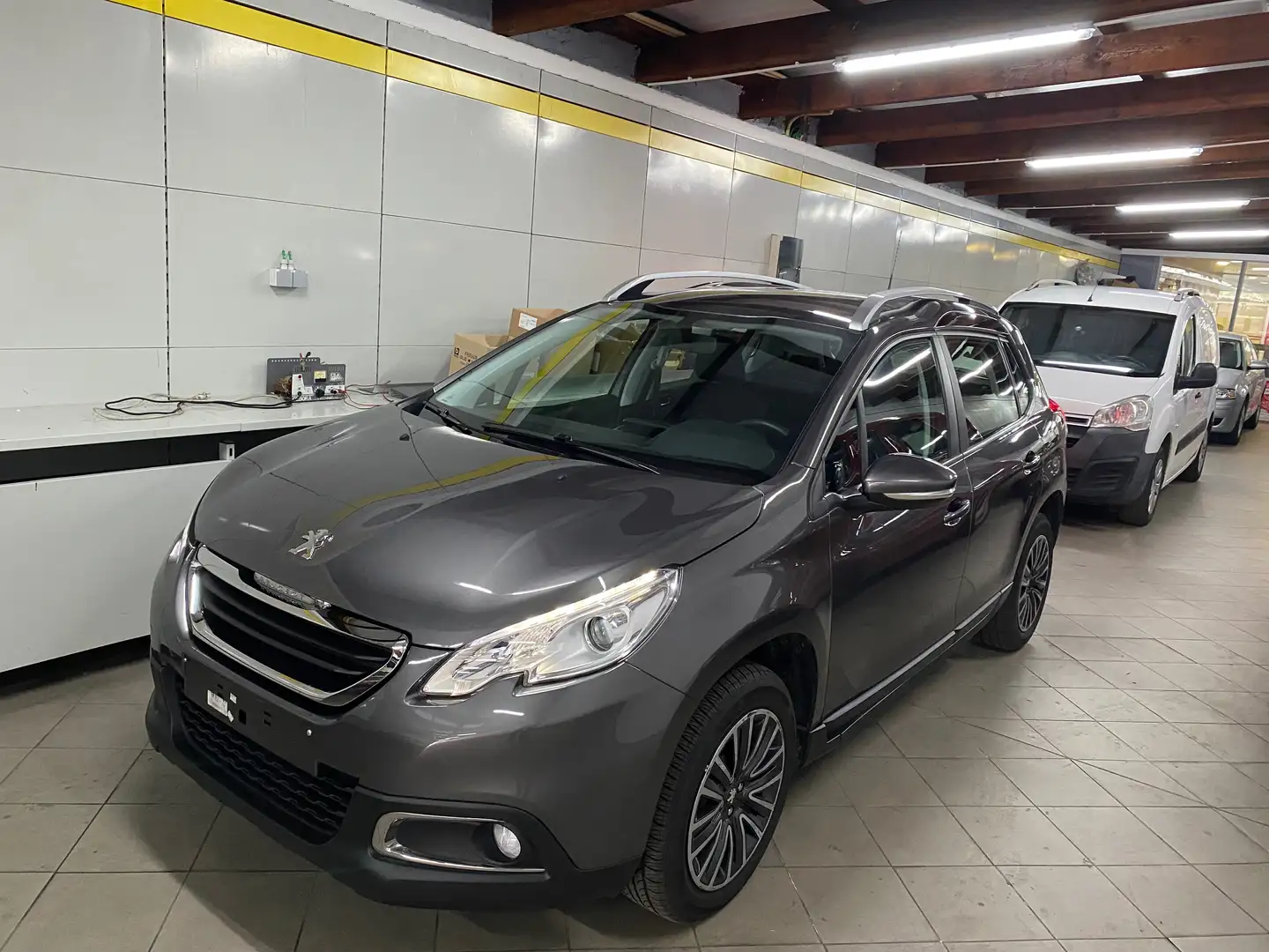 Peugeot 2008 Automatic 1.2i PureTech Allure S Euro 6 b Gris - 1