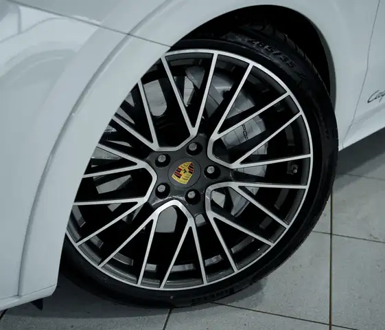 Porsche Cayenne view 3