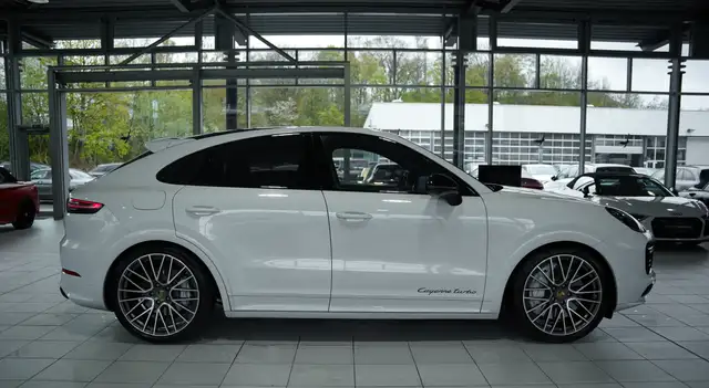 Porsche Cayenne view 8