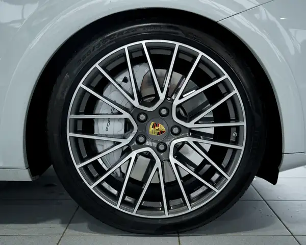 Porsche Cayenne view 9