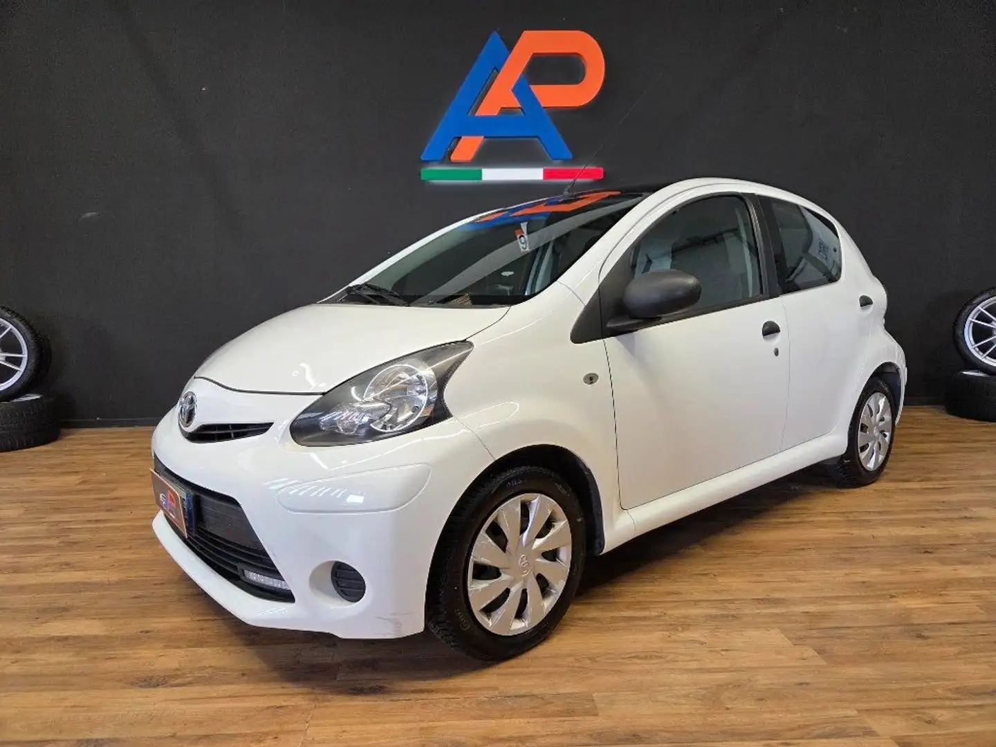 Toyota Aygo 1.0 12V VVT-i 5 porte Cool Soda Connect Bianco - 1