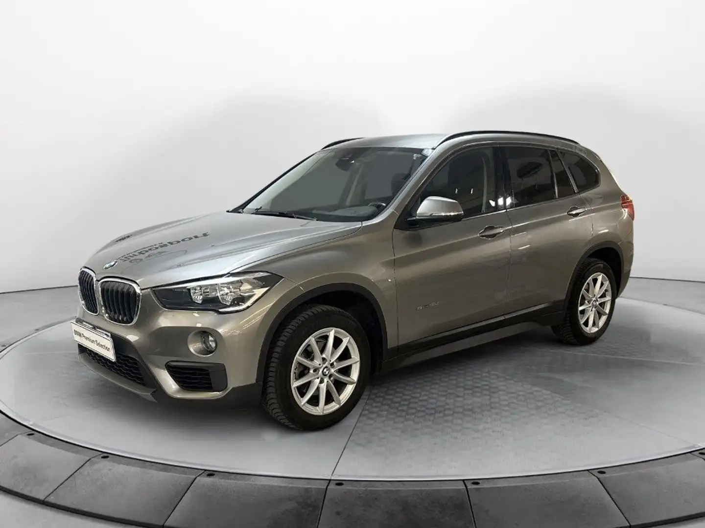 BMW X1 sDrive16d Advantage Plateado - 1