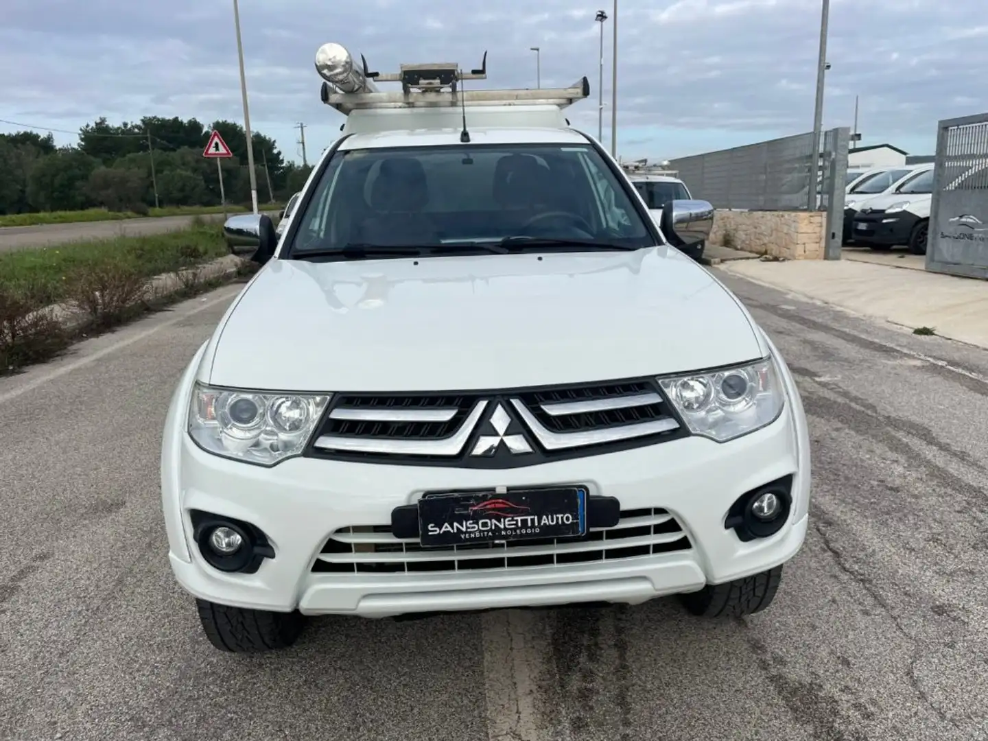 Mitsubishi L200 2.5 DI-D/136CV Club Cab Invite DPF Bílá - 2