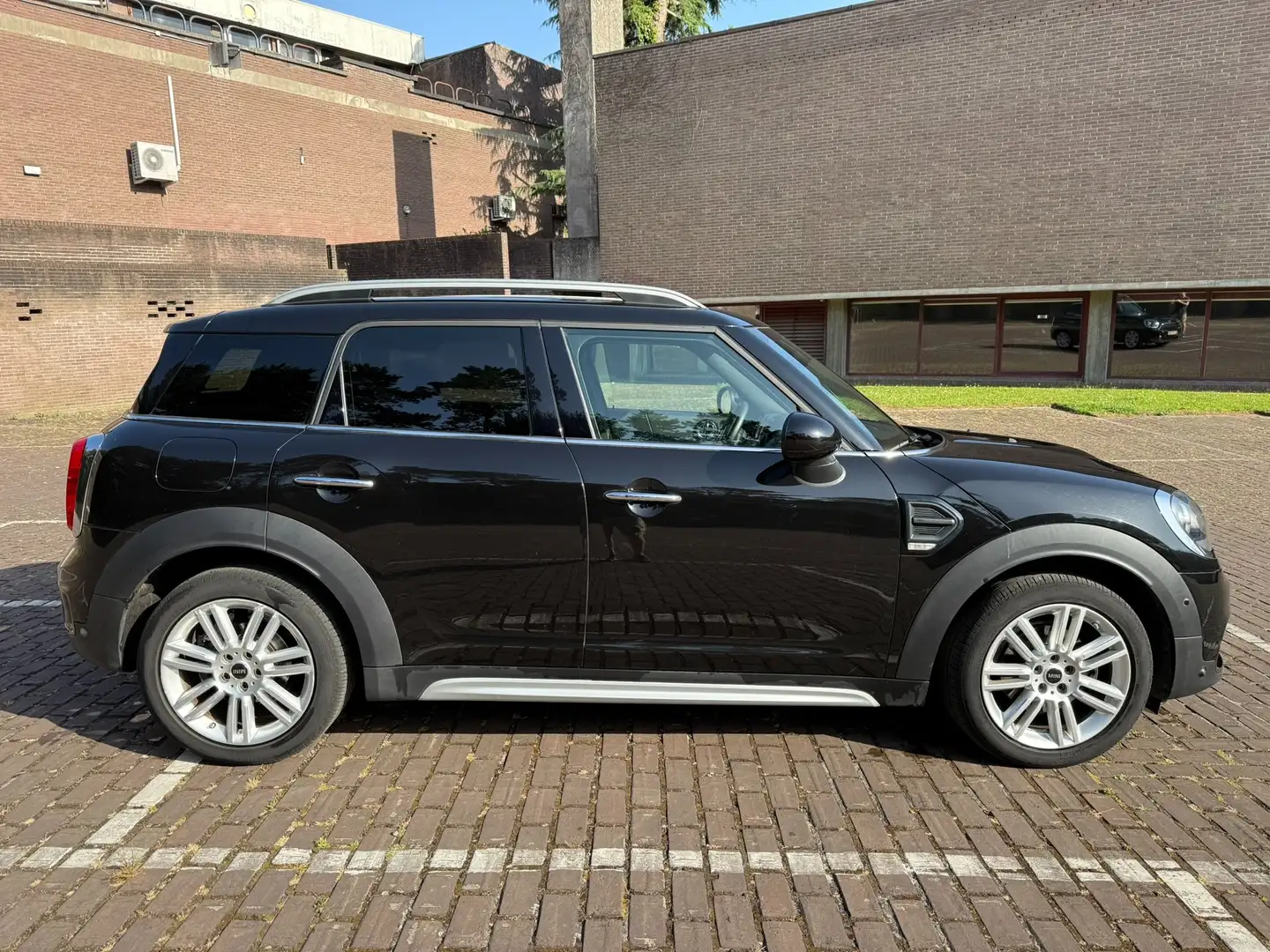 MINI Cooper Countryman Mini Countryman 1.5 Cooper toit ouvrant,, autom. Noir - 2
