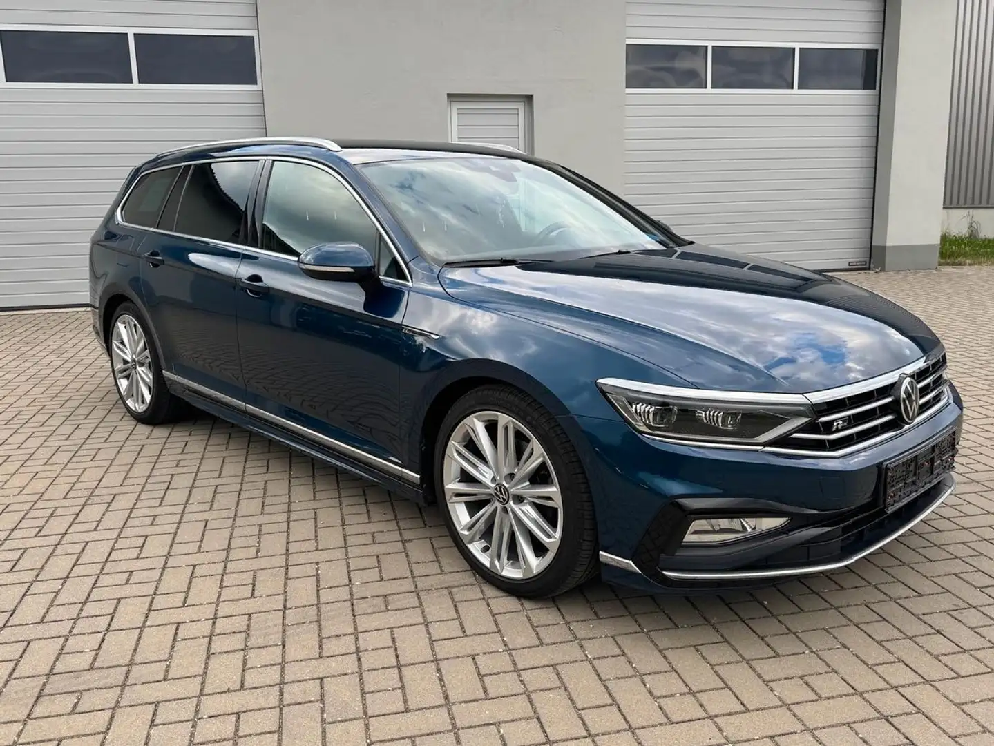 Volkswagen Passat Variant 2,0 TDI Elegance 2x R-line Blau - 1