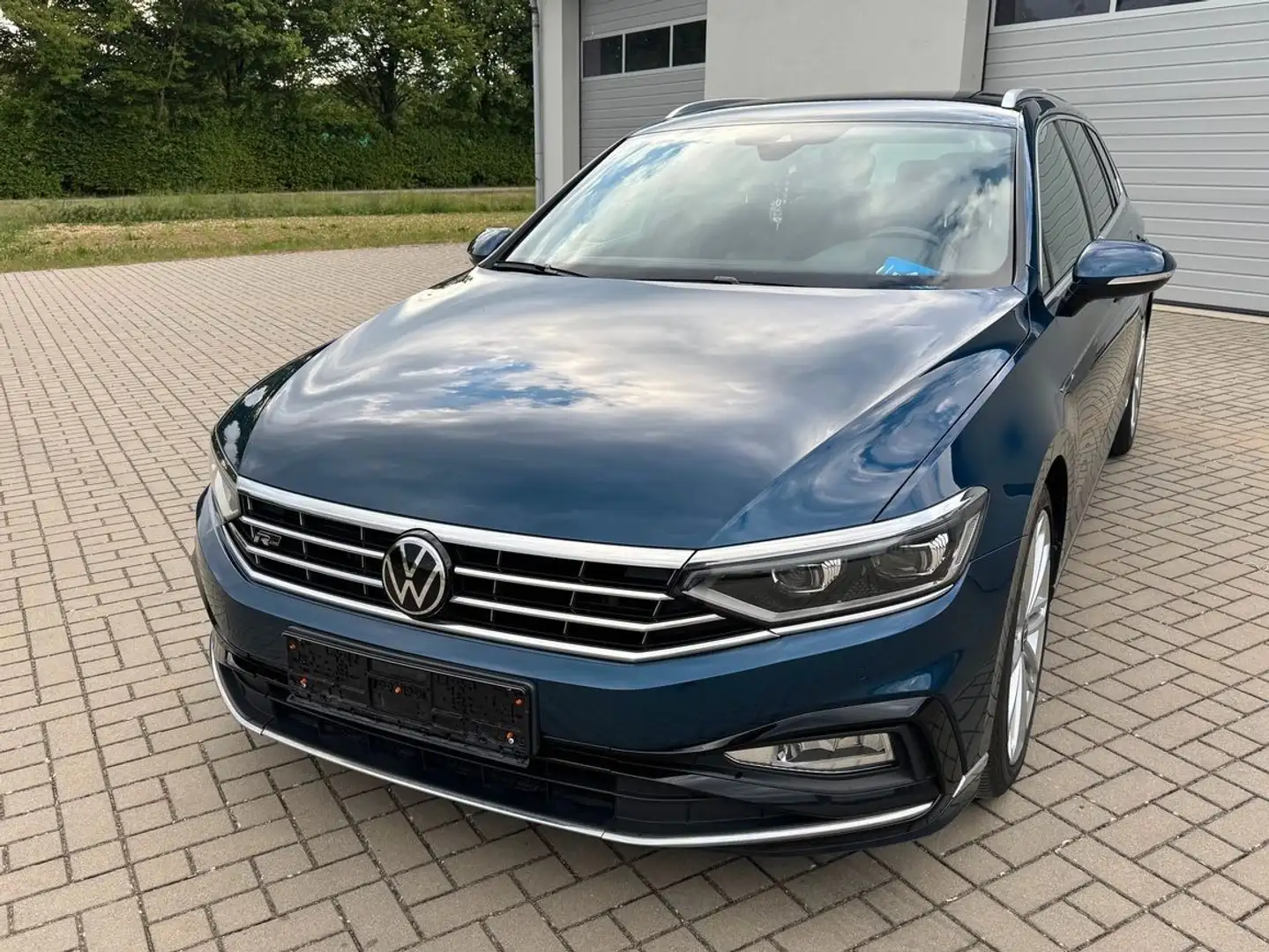 Volkswagen Passat Variant 2,0 TDI Elegance 2x R-line Blau - 2
