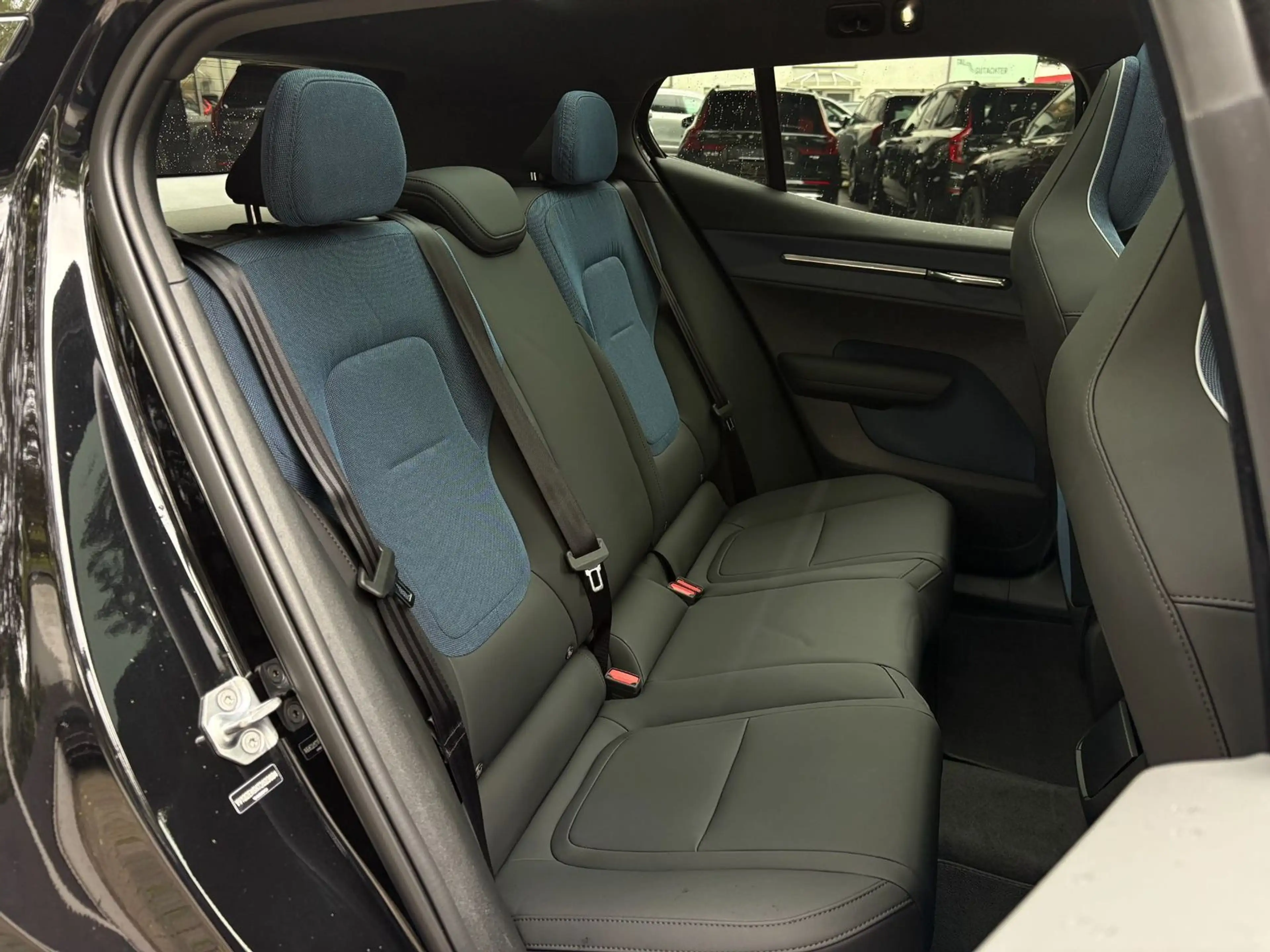 Volvo EX30 Ultra AWD Twin Perfor PANO 360° Winterpaket — photo 14