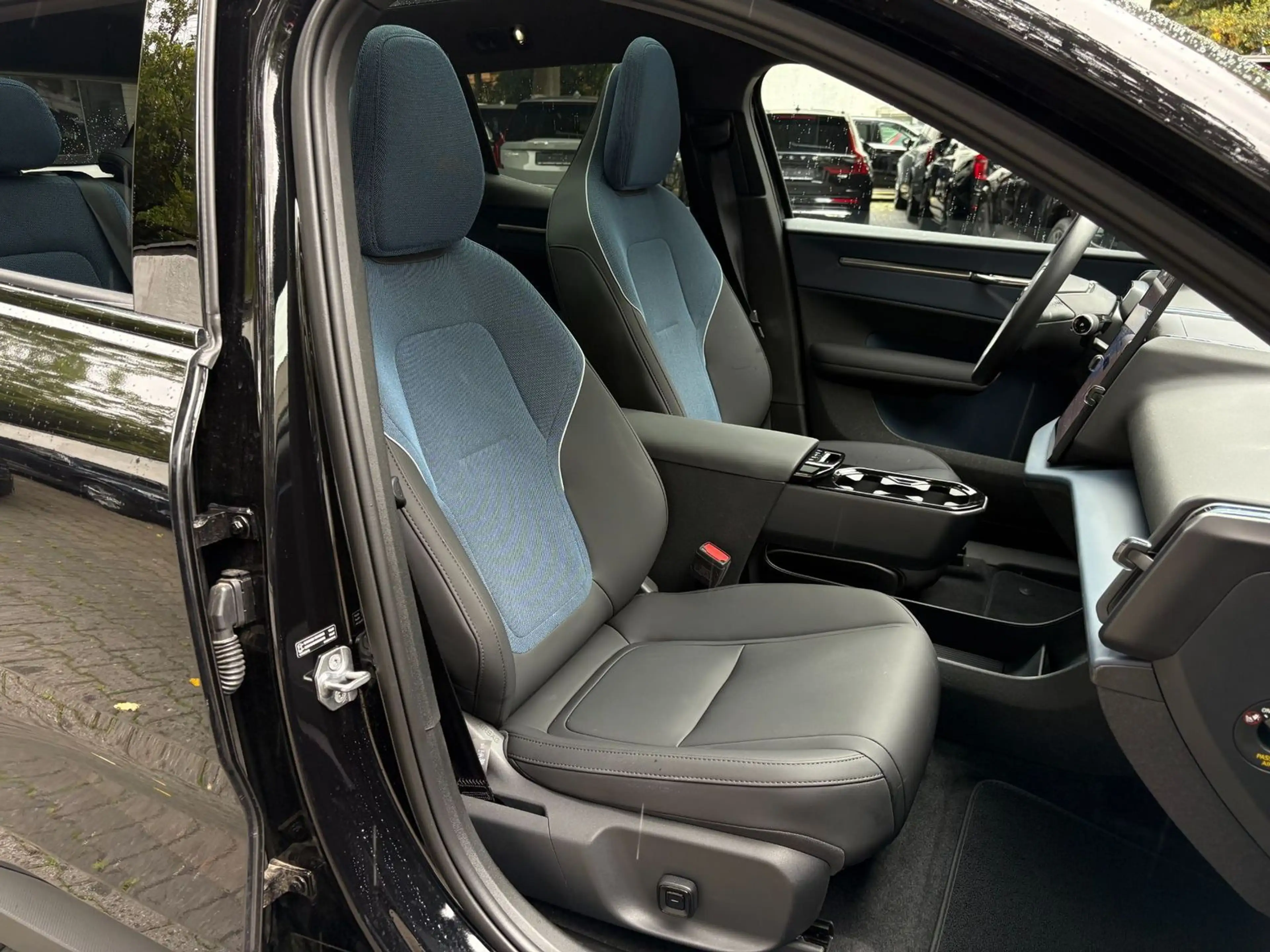 Volvo EX30 Ultra AWD Twin Perfor PANO 360° Winterpaket — photo 13