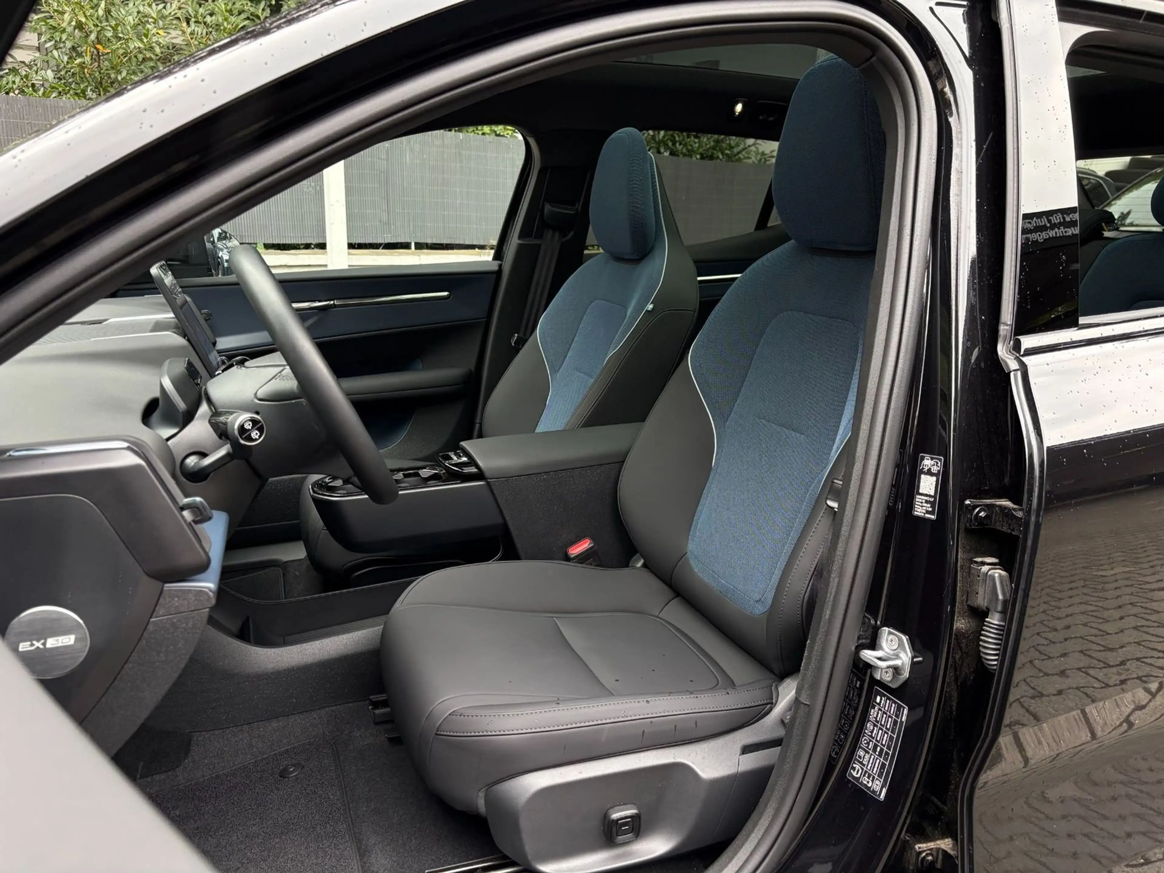 Volvo EX30 Ultra AWD Twin Perfor PANO 360° Winterpaket — photo 10