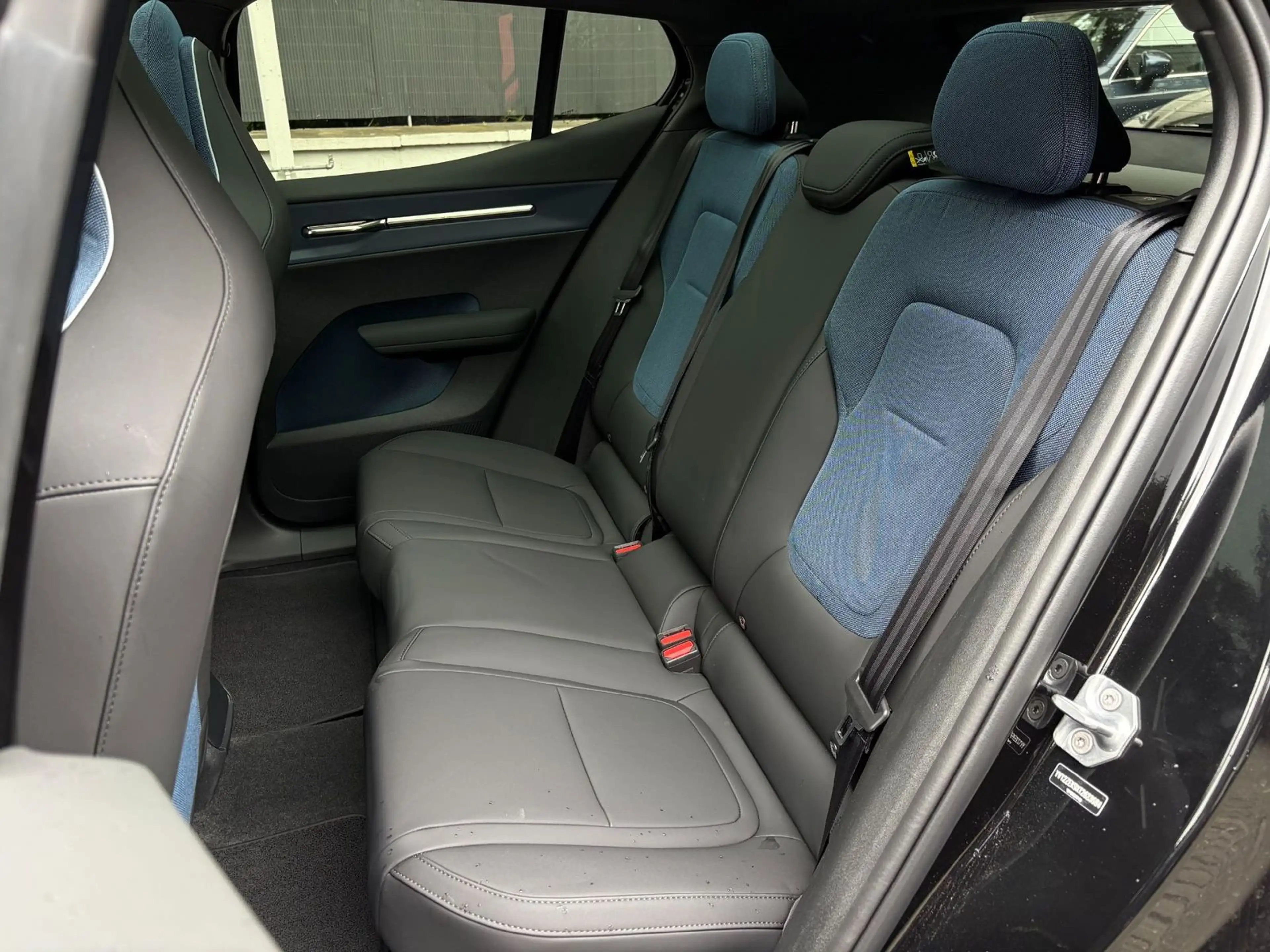 Volvo EX30 Ultra AWD Twin Perfor PANO 360° Winterpaket — photo 11