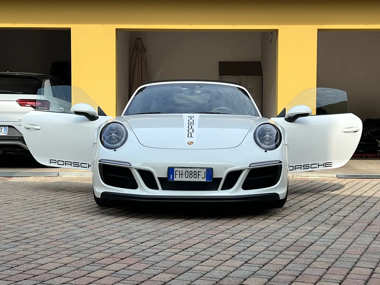 Porsche 991 Carrera 4 GTS Cabrio - 1