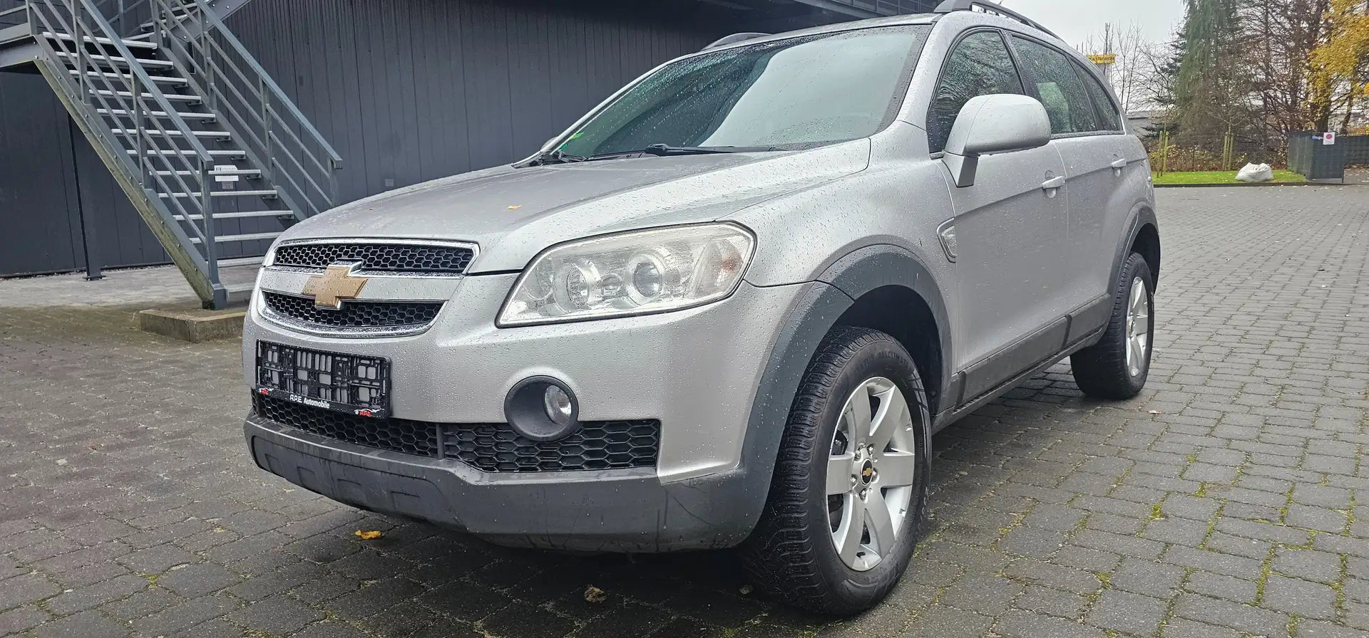 Chevrolet Captiva Captiva 2.4 2WD 7 Sitzer Gas LS Srebrny - 1