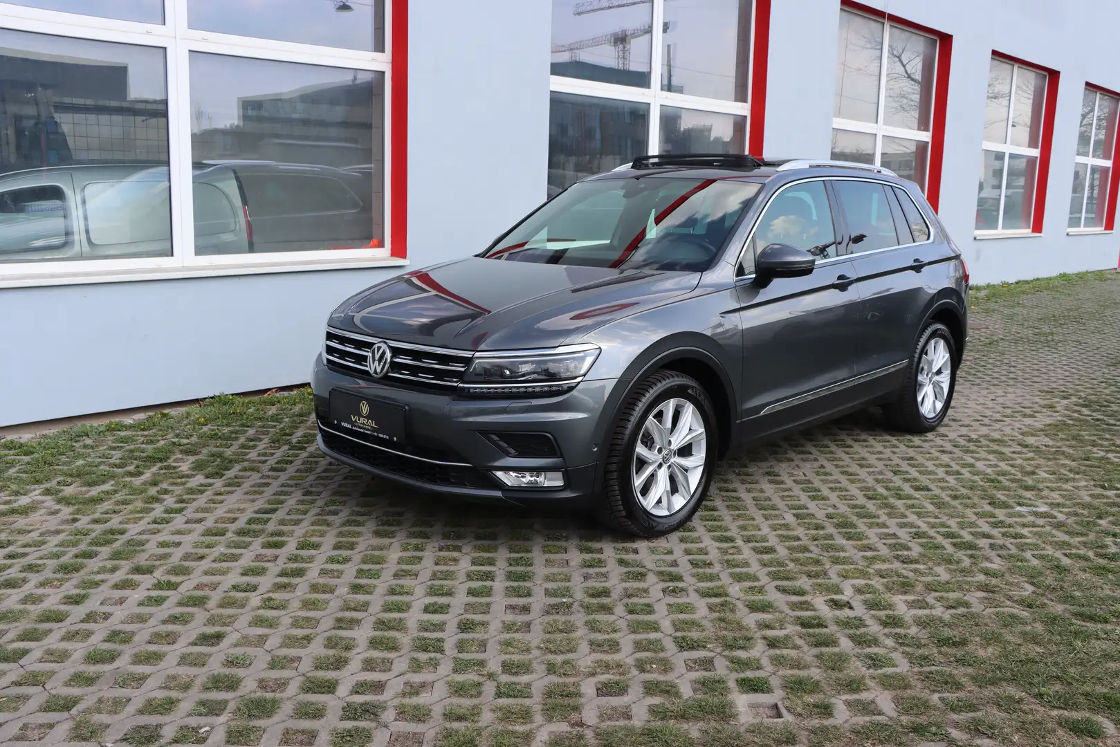 Volkswagen Tiguan 2.0TDI DSG Highline| PANORAMA | ACC | 360° |LED Grau - 2